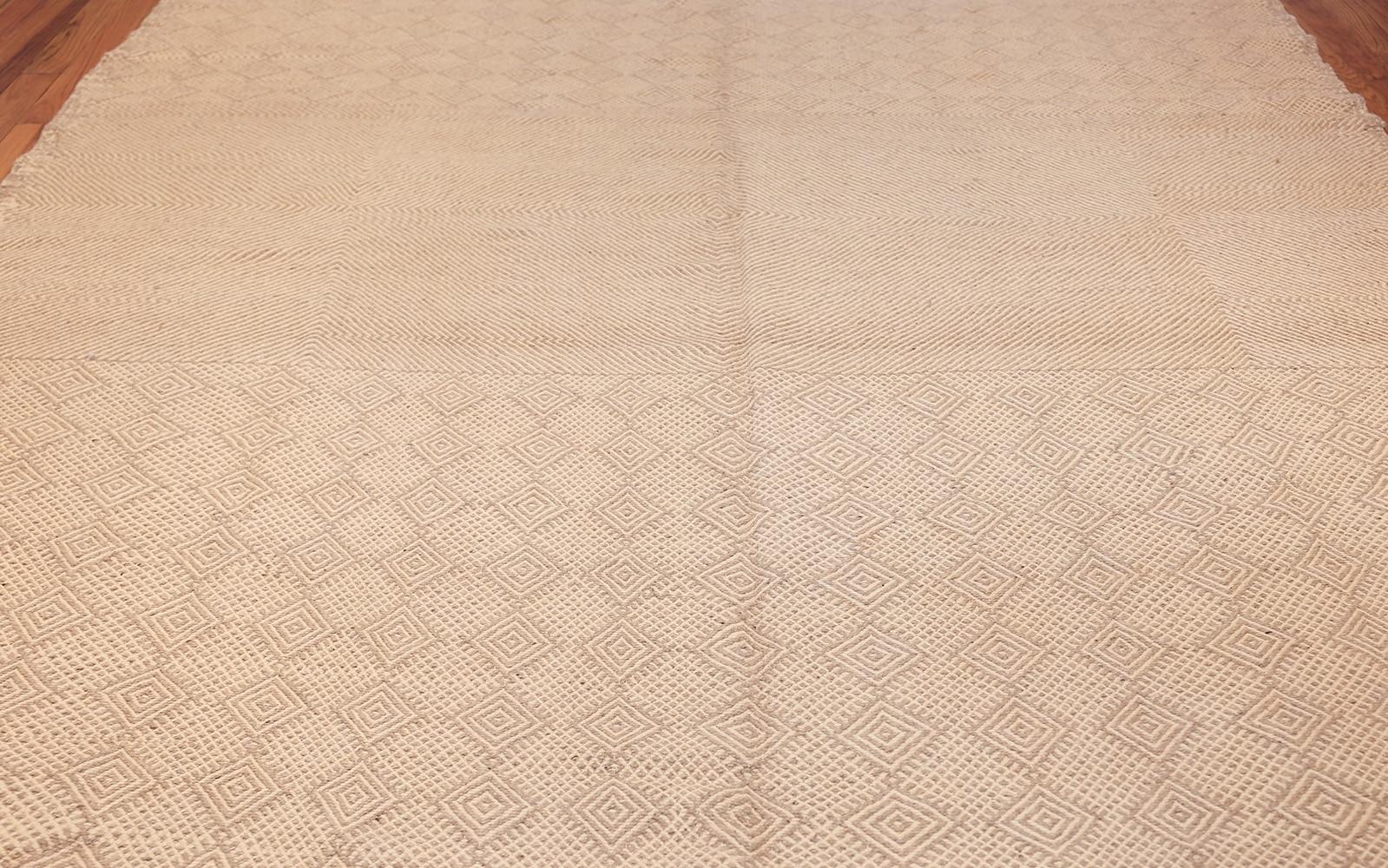 Marokkanischer Kelimteppich im Vintage-Stil. Größe: 8 Fuß 3 Zoll x 16 Fuß 4 Zoll  (20. Jahrhundert) im Angebot