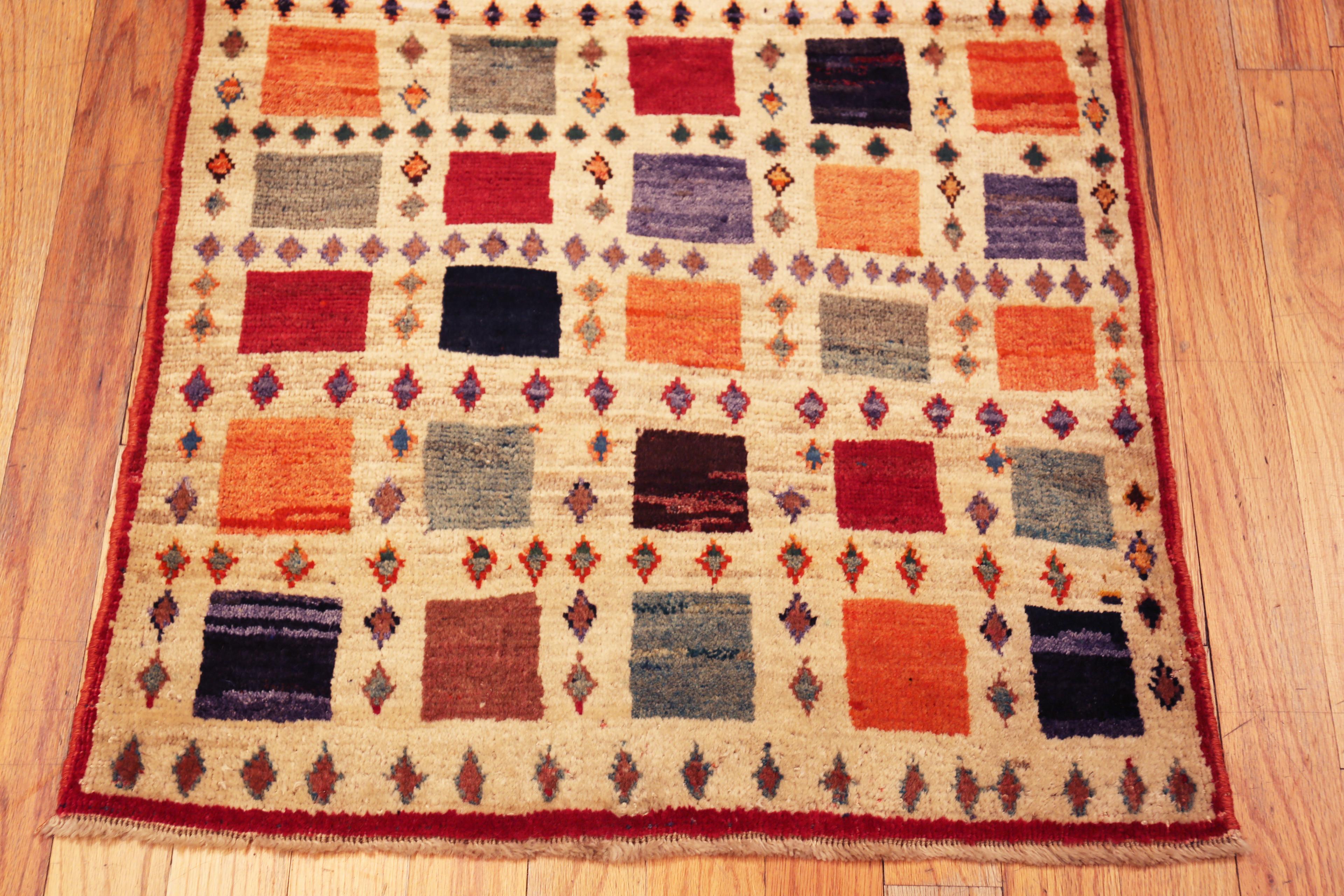 Tappeto Nazmiyal Collection Vintage Persian Gabbeh 2 ft 10 in x 4 ft 2 in In condizioni buone in vendita a New York, NY