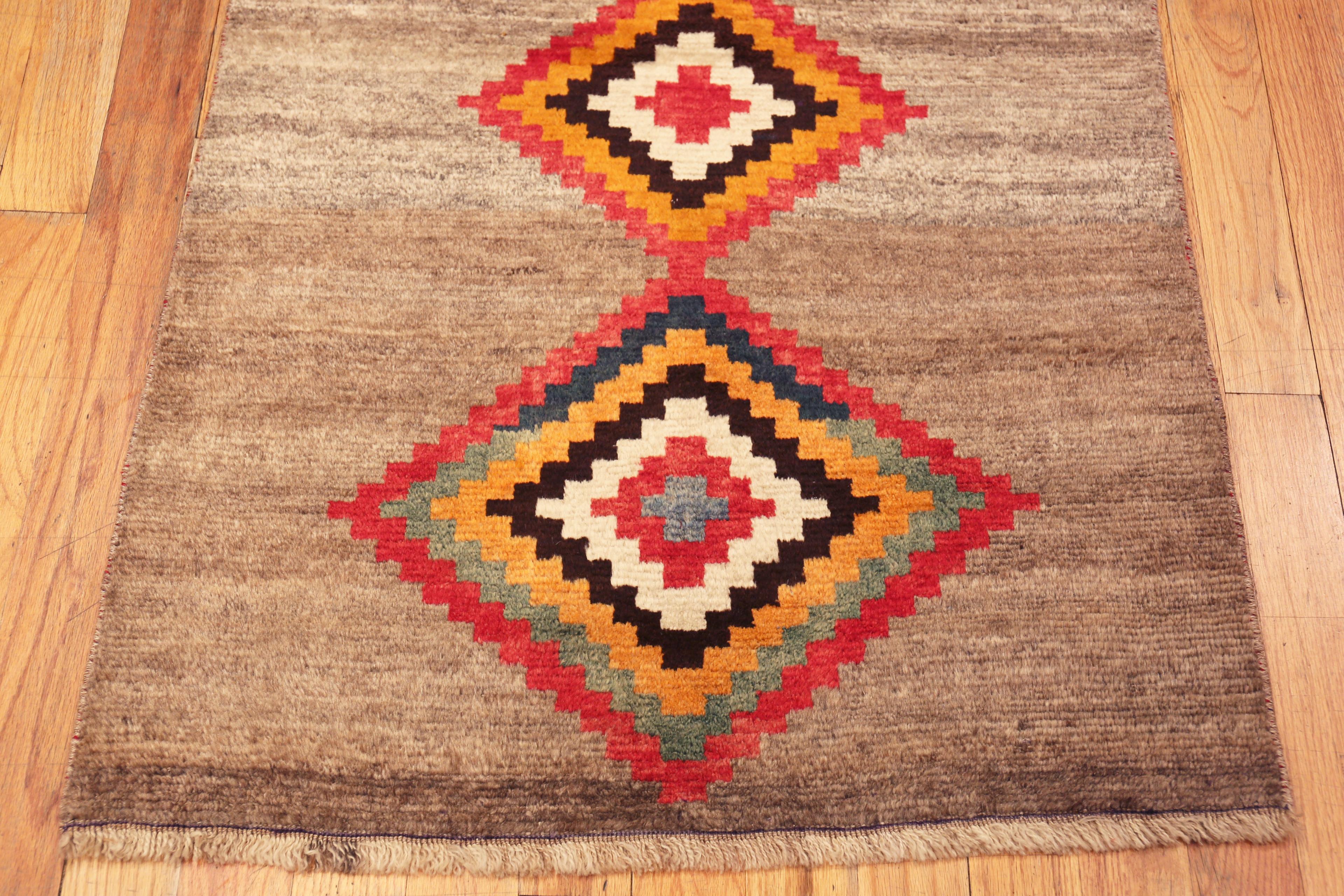 Tappeto Nazmiyal Collection Vintage Persian Gabbeh 2 ft 11 in x 4 ft 9 in In condizioni buone in vendita a New York, NY