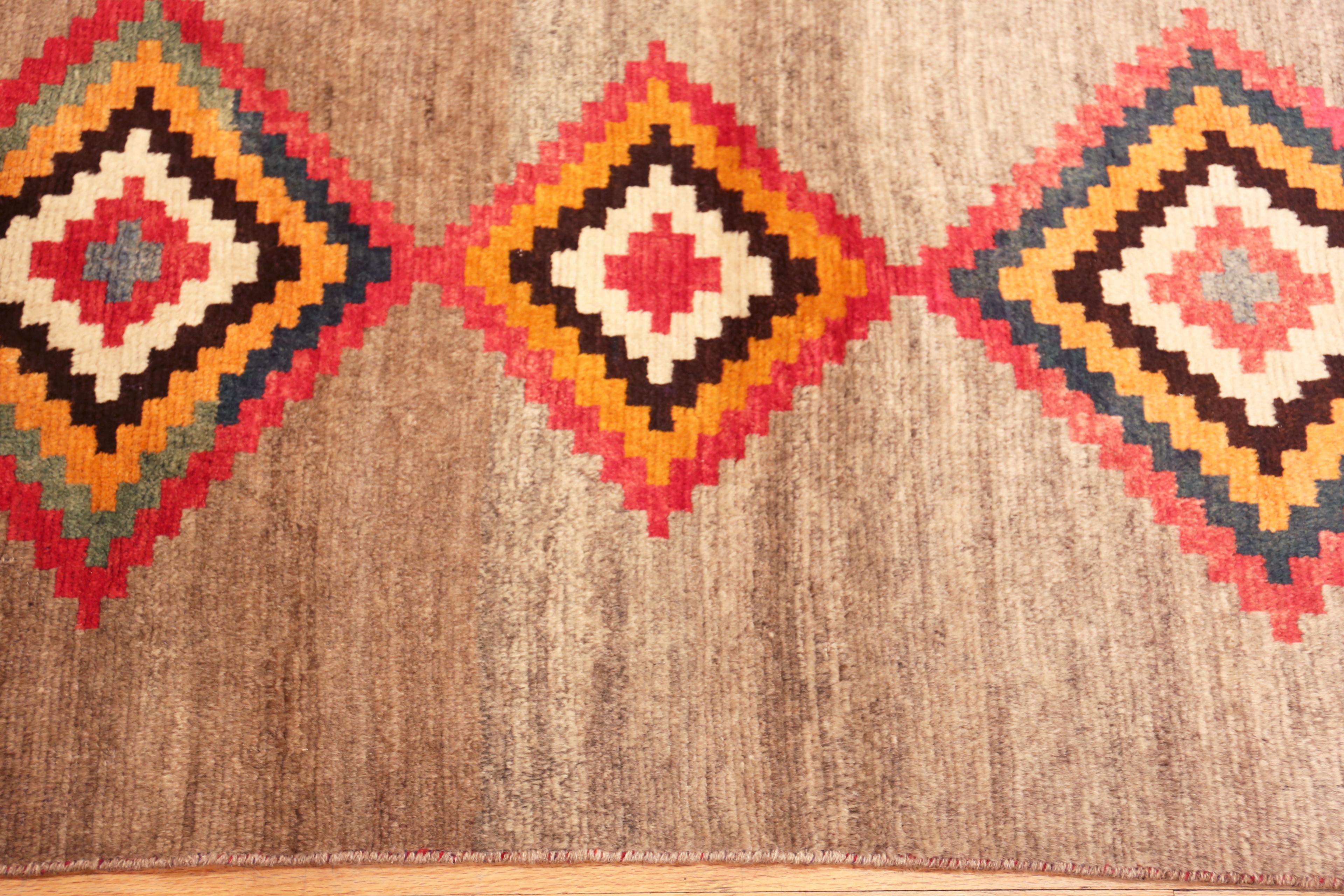 XX secolo Tappeto Nazmiyal Collection Vintage Persian Gabbeh 2 ft 11 in x 4 ft 9 in in vendita