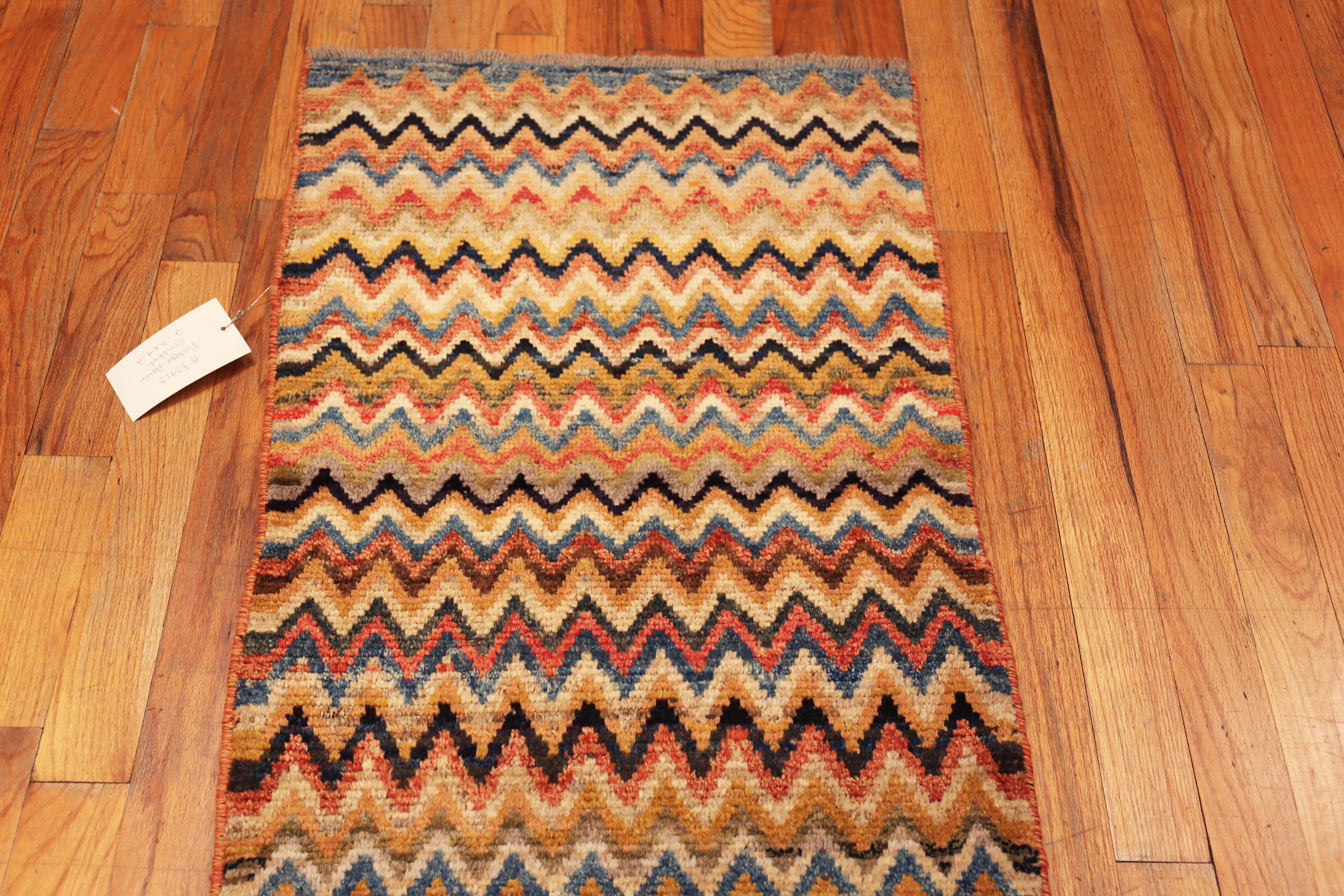 Nazmiyal Collection Vintage Persisch Gabbeh Teppich 2 ft 3 in x 4 ft 2 in (Stammeskunst) im Angebot