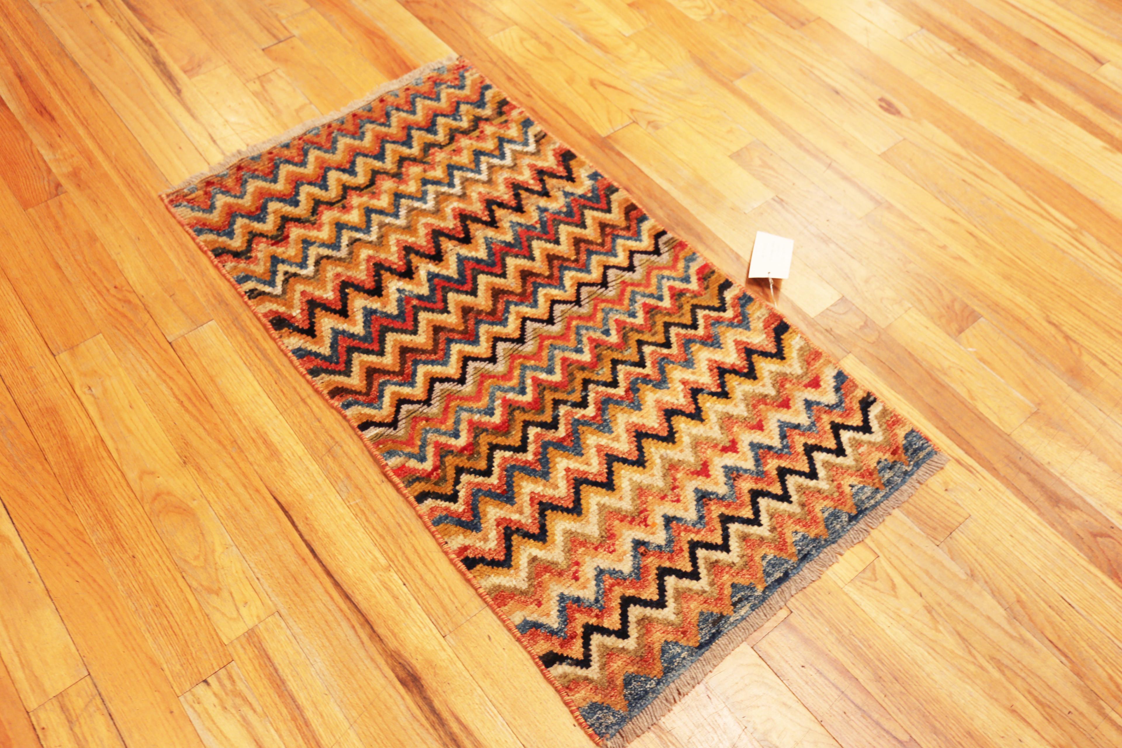 Kleiner persischer Gabbeh-Teppich im Vintage-Stil mit buntem Zickzack-Design, Herkunftsland: Persien, CIRCA Datum: Vintage By