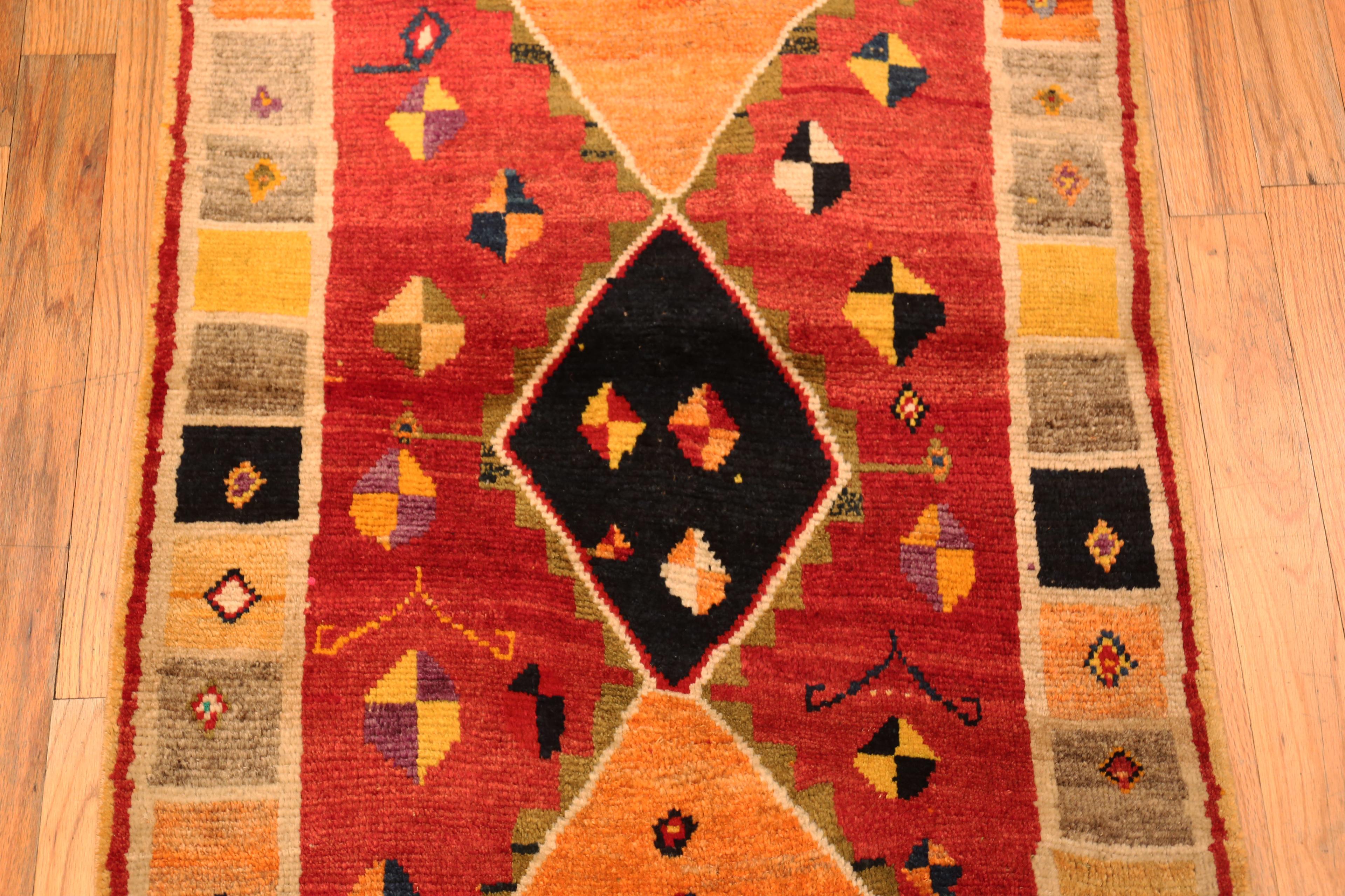 Nazmiyal Collection Alfombra Persa Gabbeh Vintage 2 pies 9 pulgadas x 5 pies Anudado a mano en venta