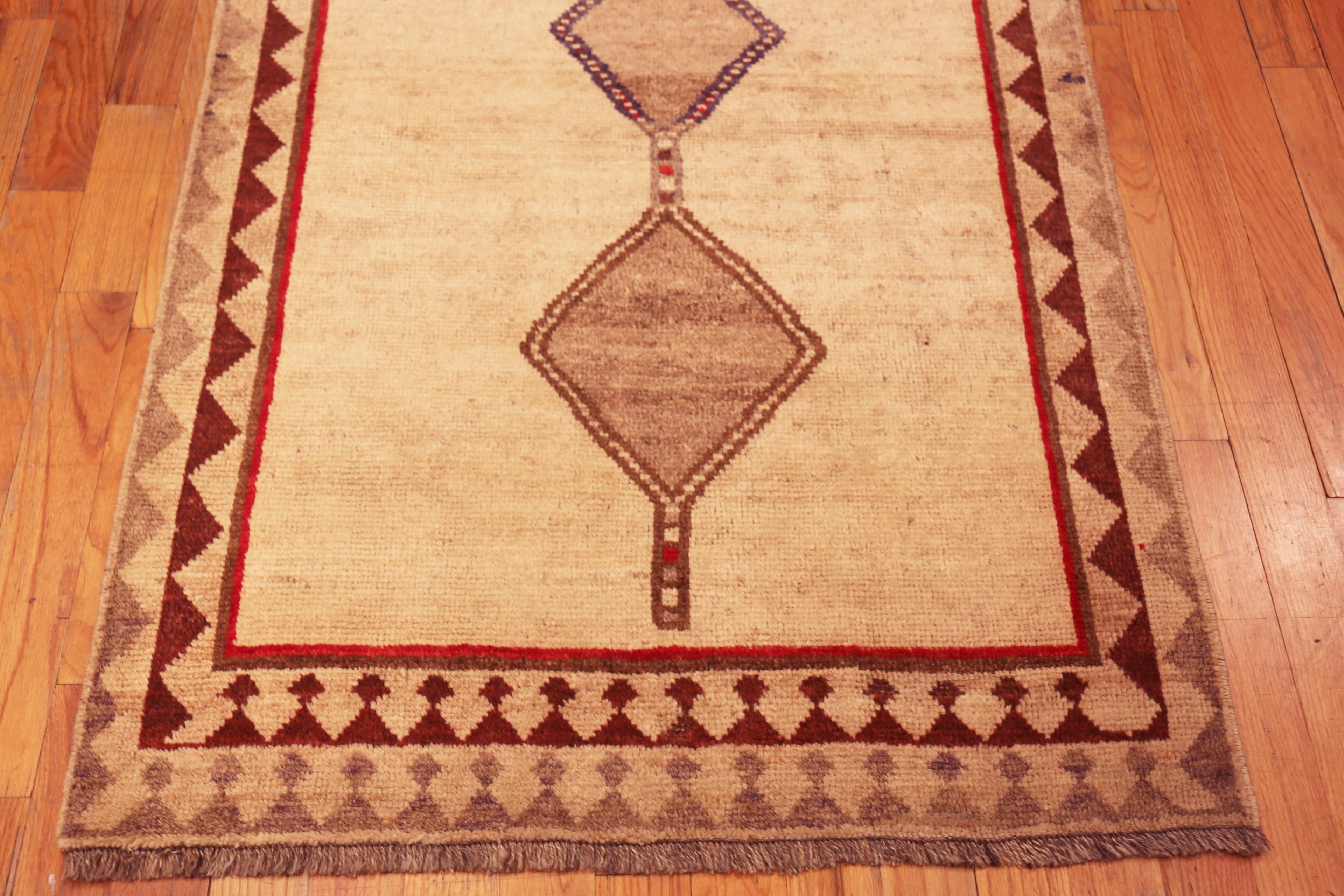 Tappeto Nazmiyal Collection Vintage Persian Gabbeh 3 ft 7 in x 5 ft 9 in In condizioni buone in vendita a New York, NY