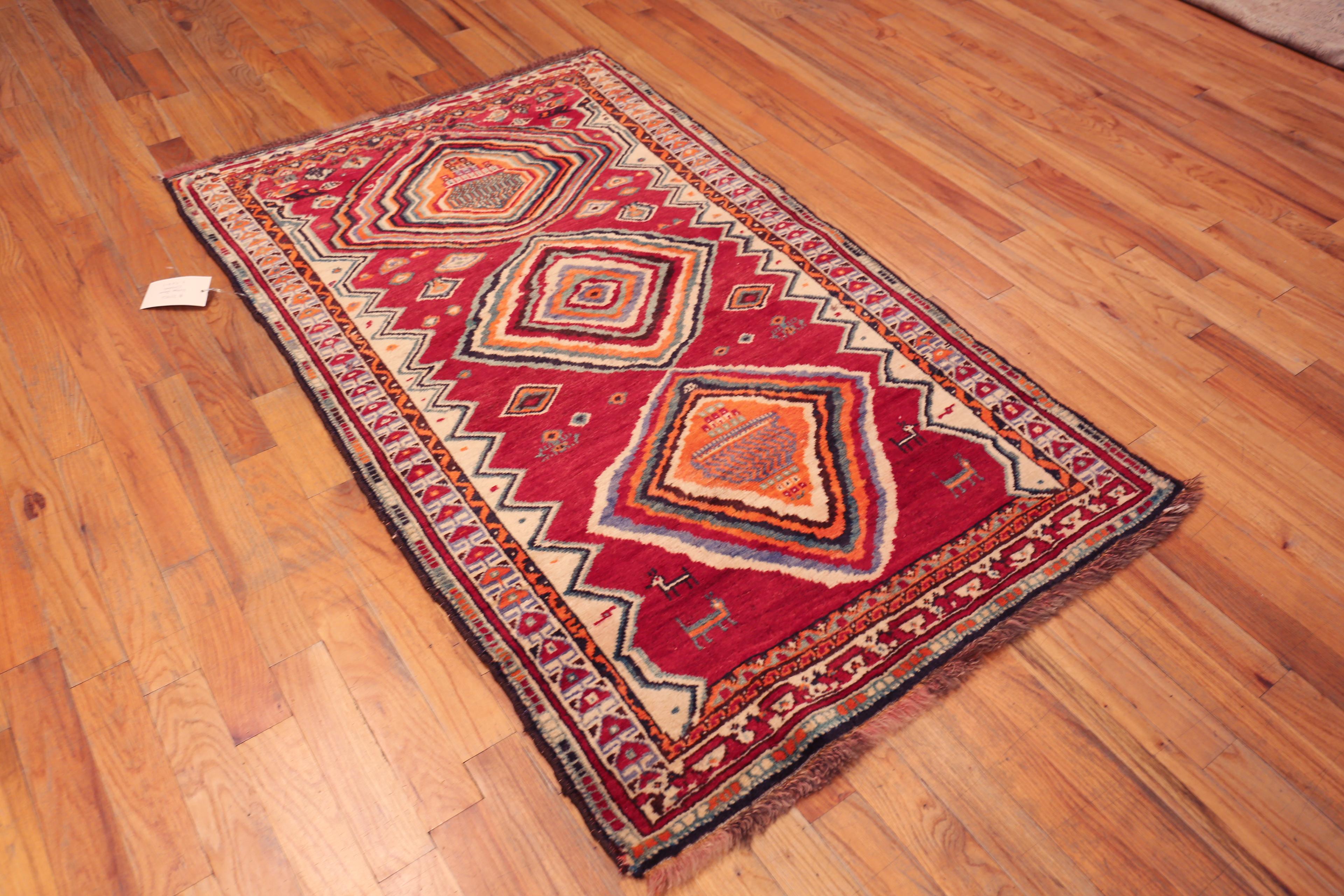 Tappeto Gabbeh persiano vintage rosso con motivo a diamante, Paese d'origine: Persia, Data di produzione: 1960