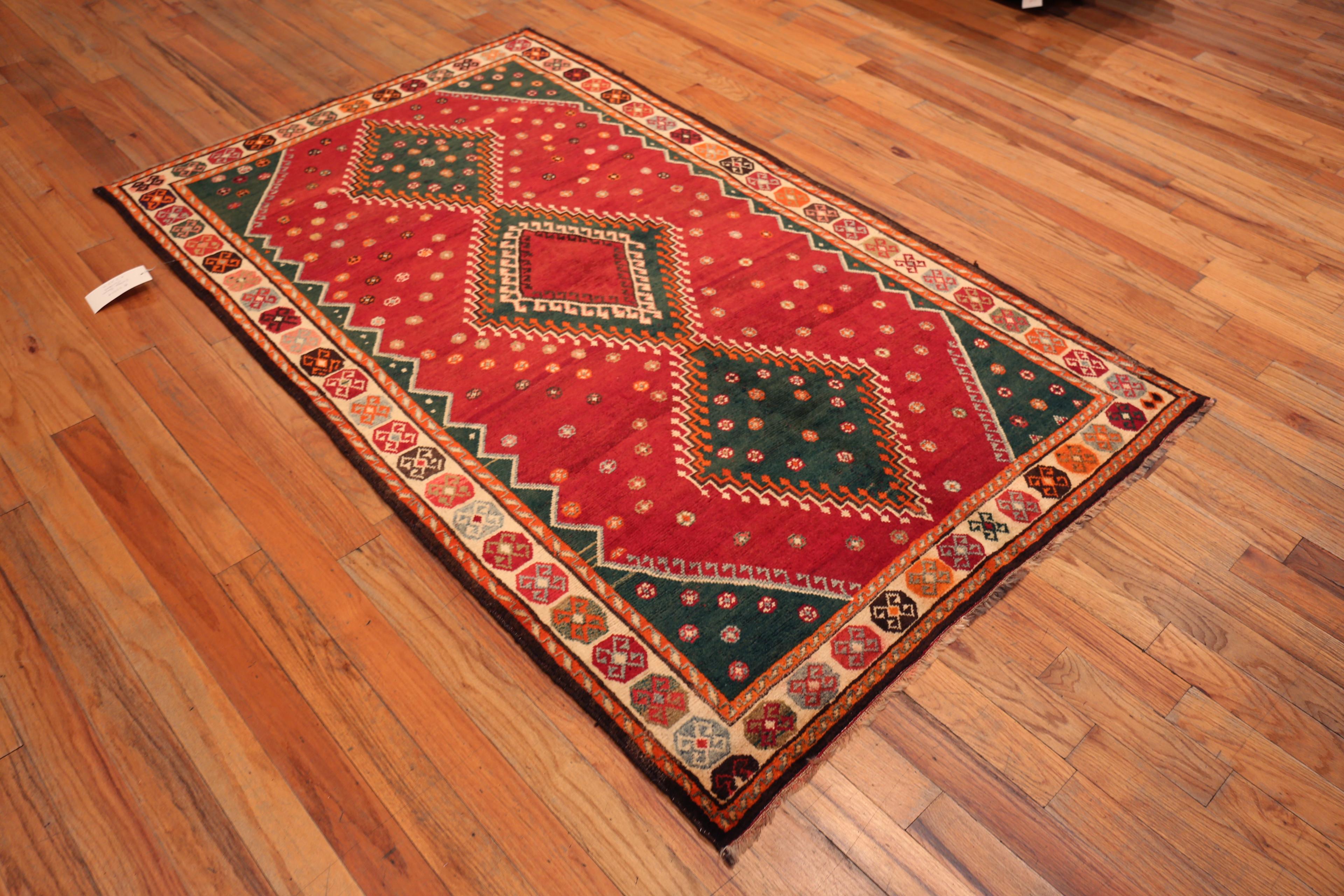 Vintage Persian Gabbeh Red and Green Diamond Rug, Herkunftsland: Persien, CIRCA Datum: 1960