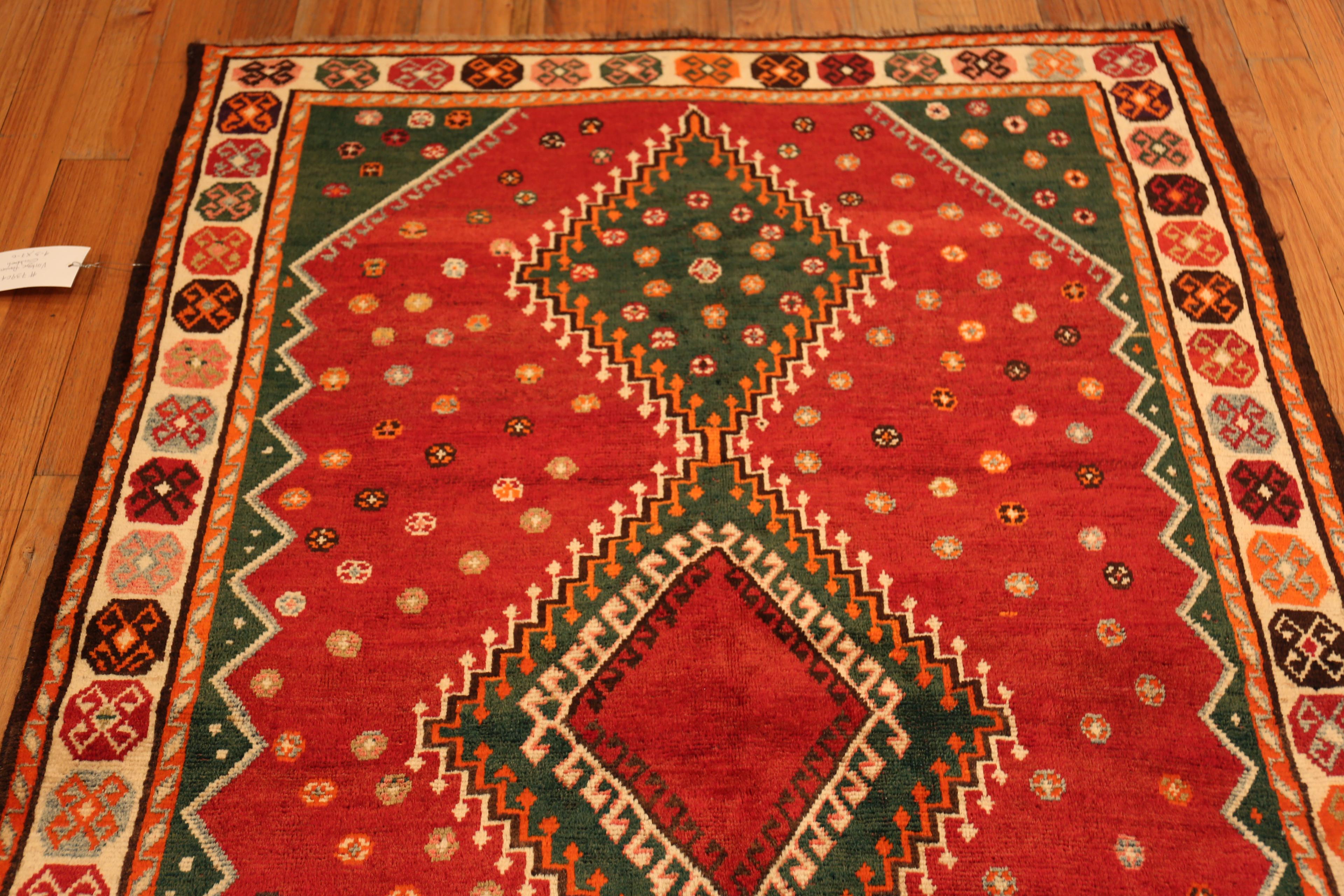 Nazmiyal Collection Vintage Persisch Gabbeh Teppich 4 ft 3 in x 7 ft (Stammeskunst) im Angebot