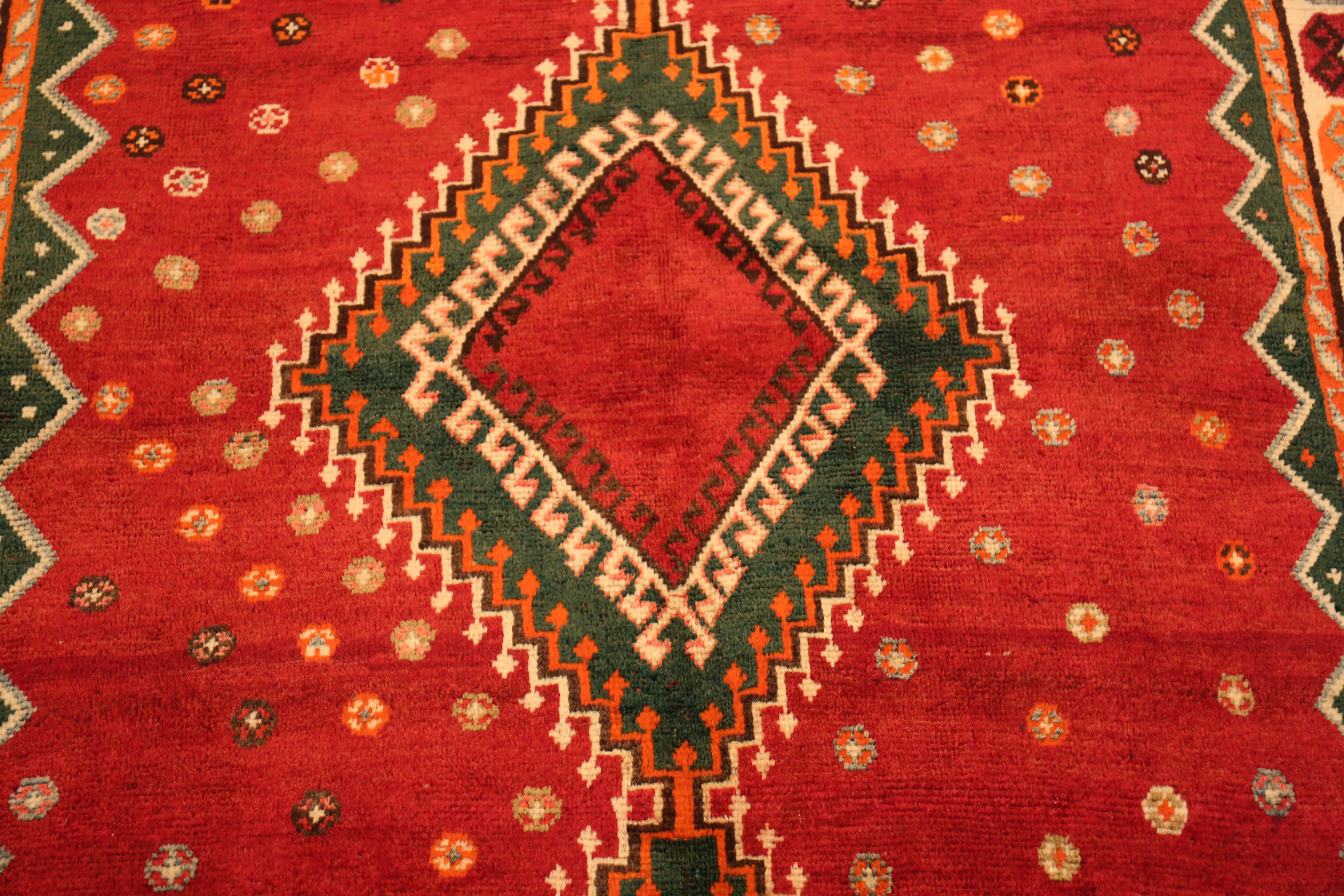 Nazmiyal Collection Vintage Persisch Gabbeh Teppich 4 ft 3 in x 7 ft (Handgeknüpft) im Angebot