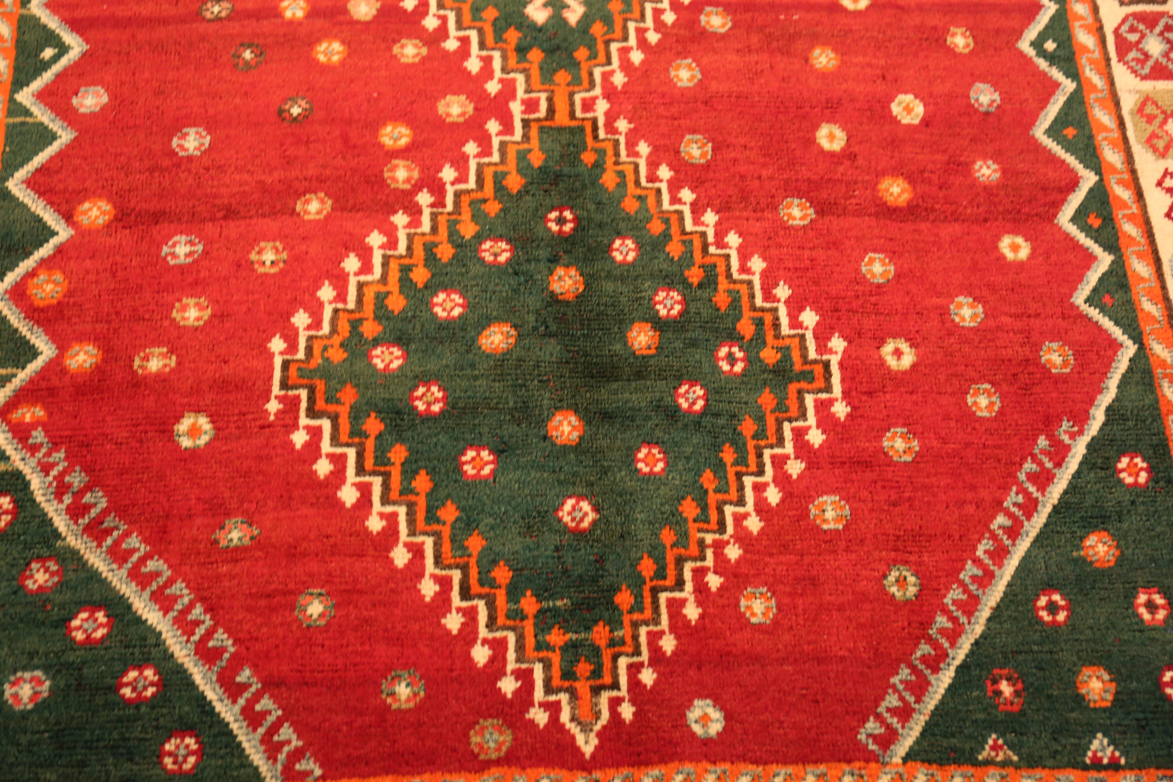 Nazmiyal Collection Vintage Persisch Gabbeh Teppich 4 ft 3 in x 7 ft im Zustand „Gut“ im Angebot in New York, NY