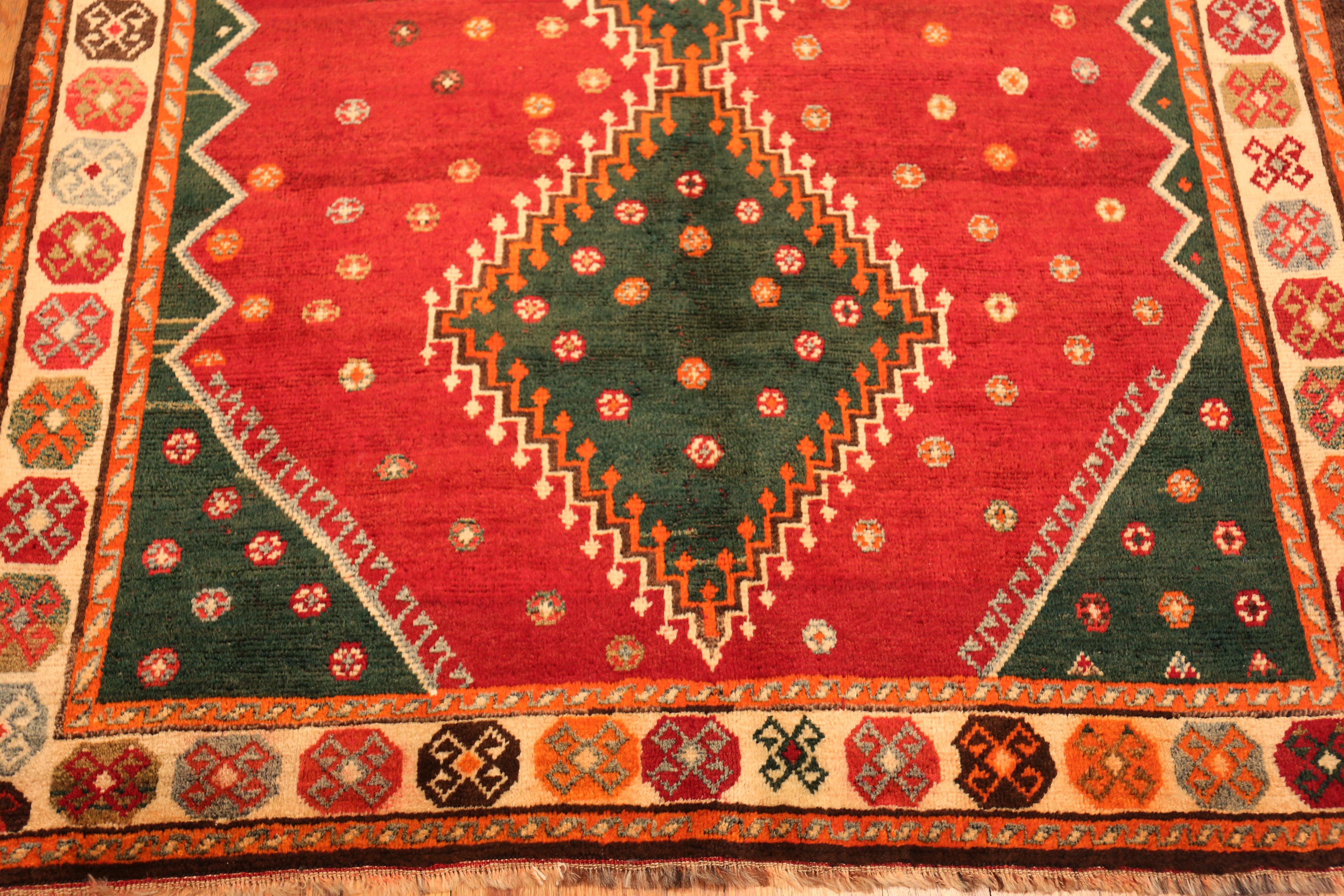 Nazmiyal Collection Vintage Persisch Gabbeh Teppich 4 ft 3 in x 7 ft (20. Jahrhundert) im Angebot