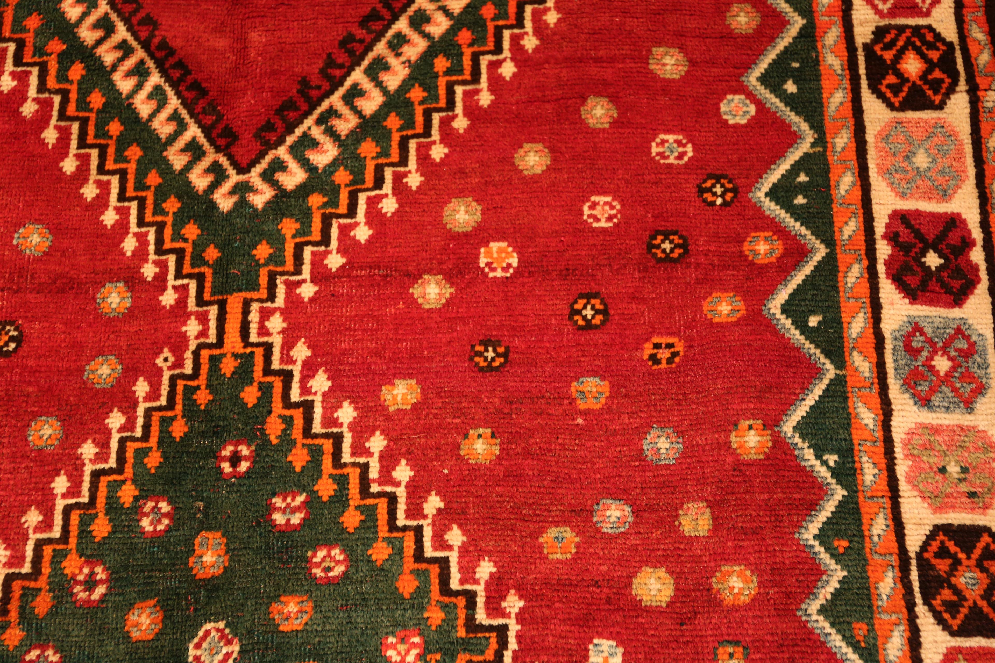 Nazmiyal Collection Vintage Persisch Gabbeh Teppich 4 ft 3 in x 7 ft im Angebot 1