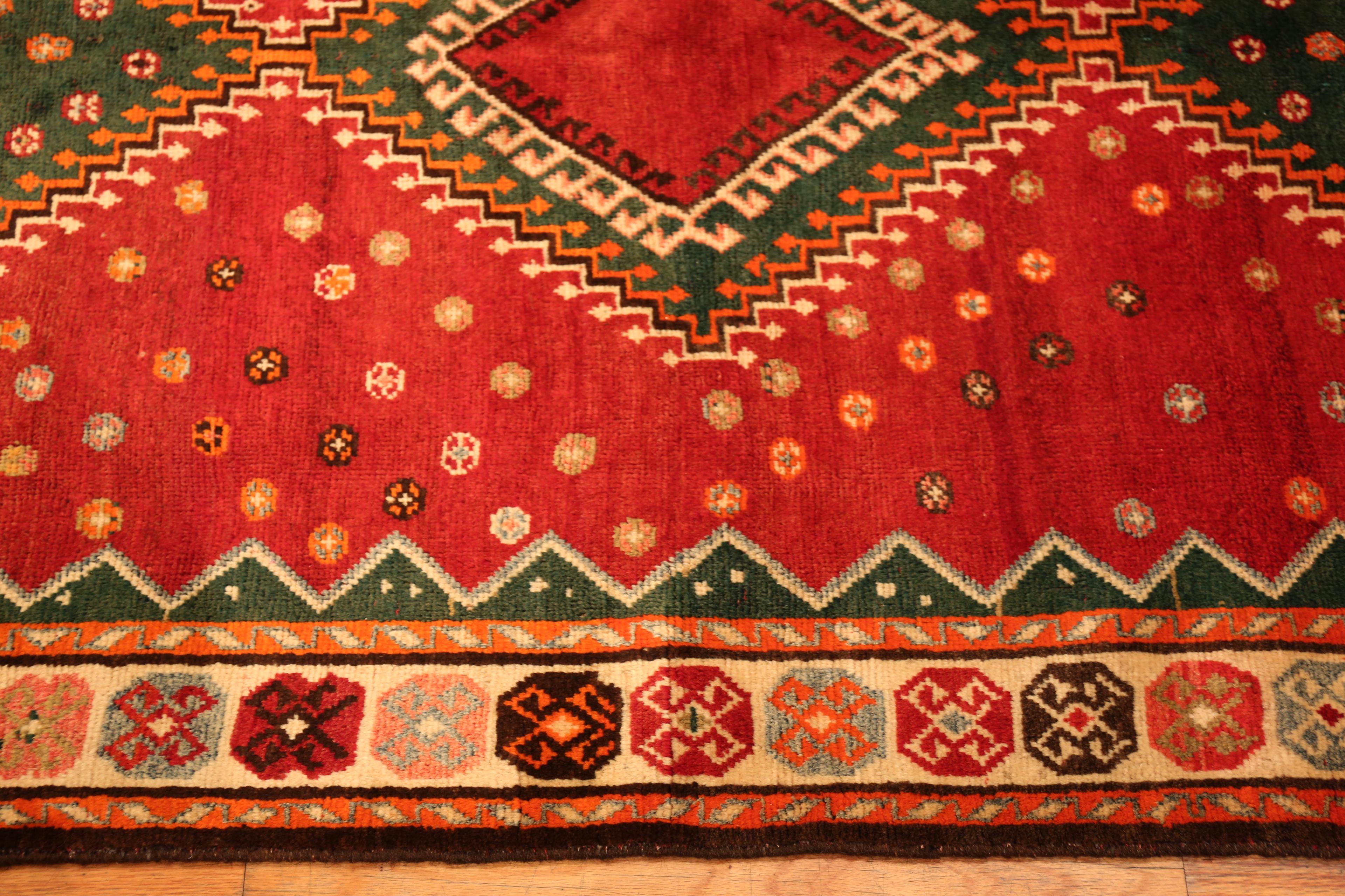 Nazmiyal Collection Vintage Persisch Gabbeh Teppich 4 ft 3 in x 7 ft im Angebot 2