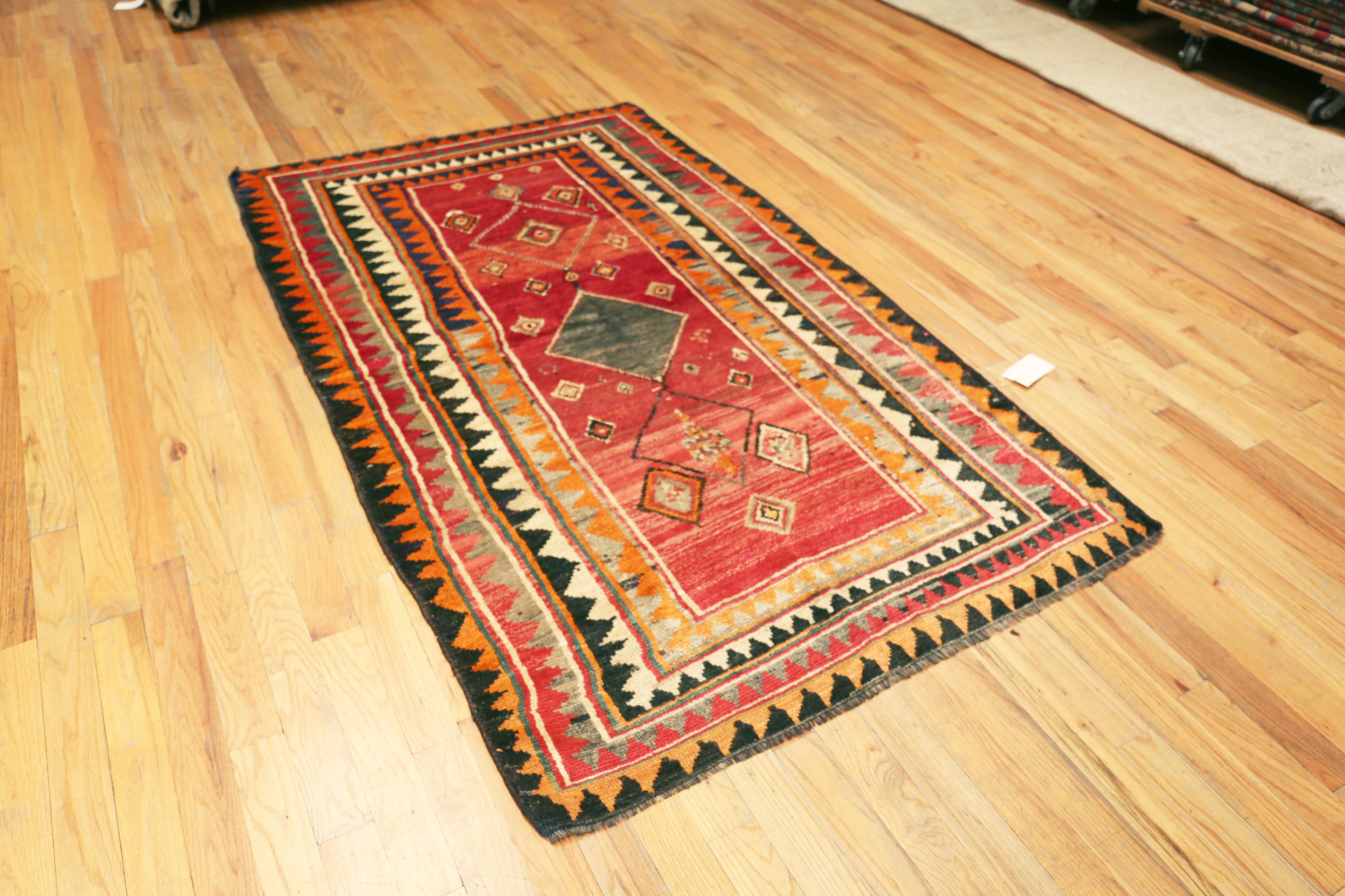Atemberaubender roter Vintage Persian Gabbeh Geometric Rug, Herkunftsland: Persien, CIRCA Datum: 1960