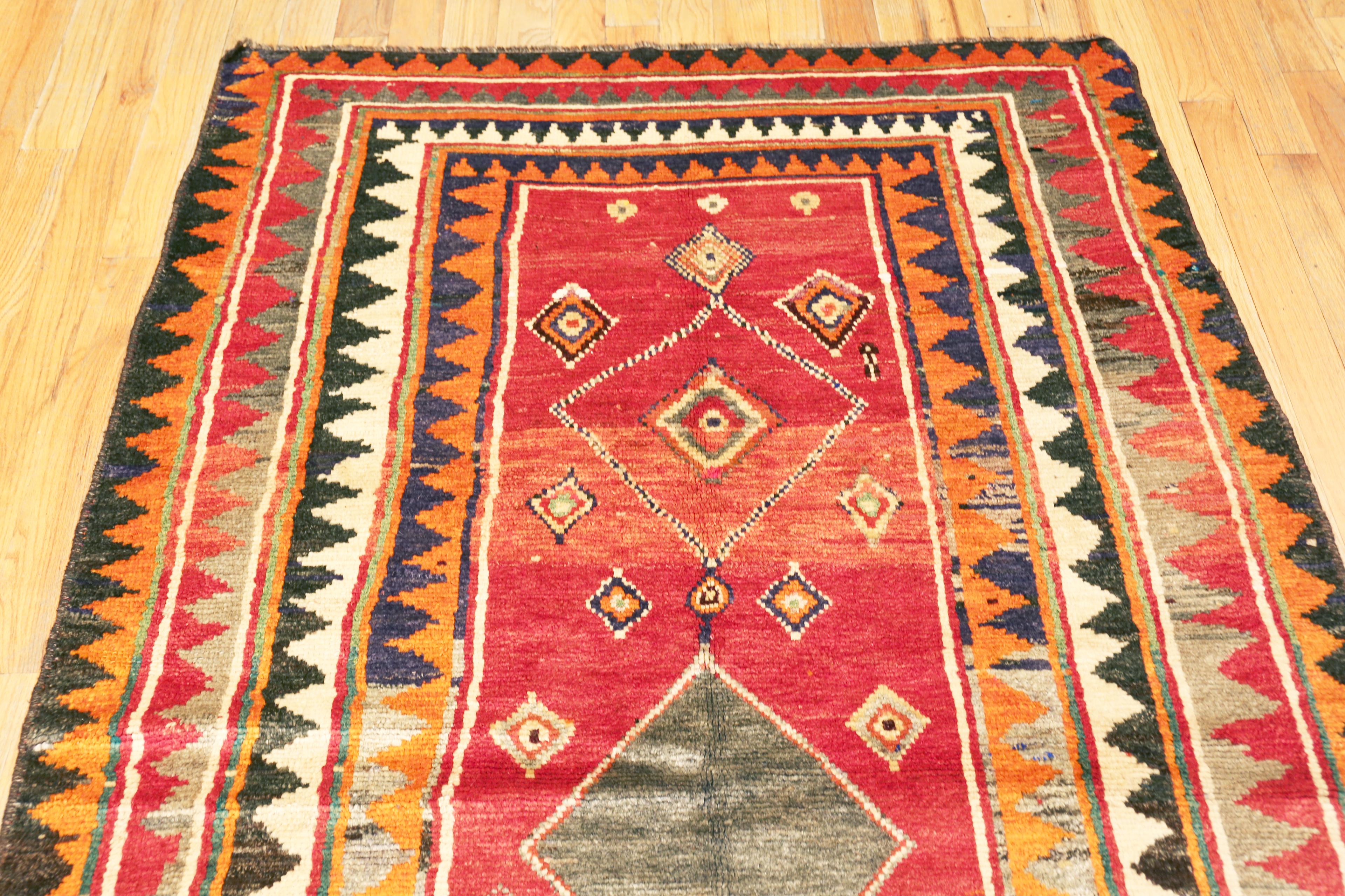 Nazmiyal Collection Vintage persischen Gabbeh Teppich 4 ft 6 in x 7 ft 6 in (Stammeskunst) im Angebot