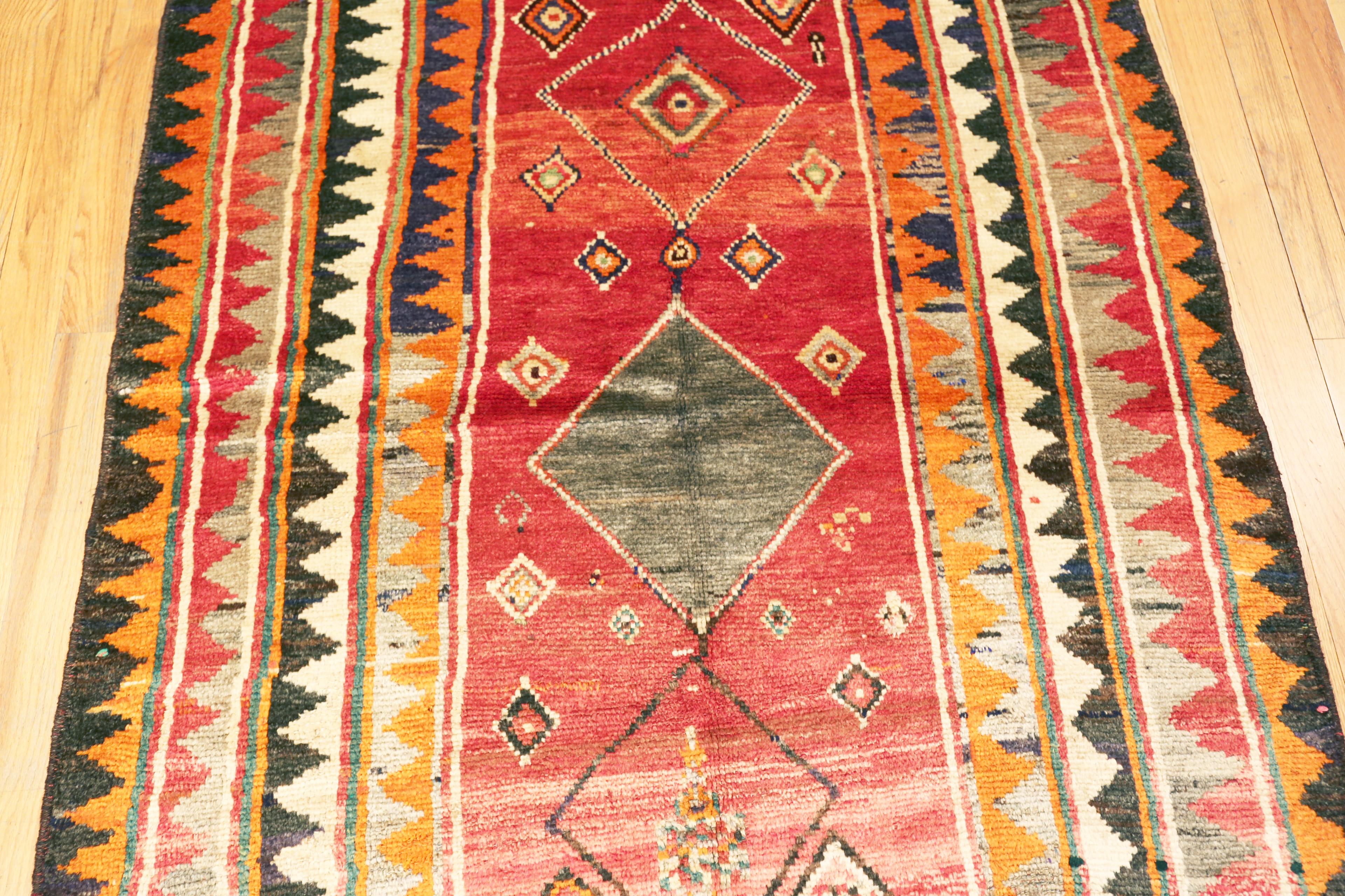 Nazmiyal Collection Vintage persischen Gabbeh Teppich 4 ft 6 in x 7 ft 6 in (Persisch) im Angebot