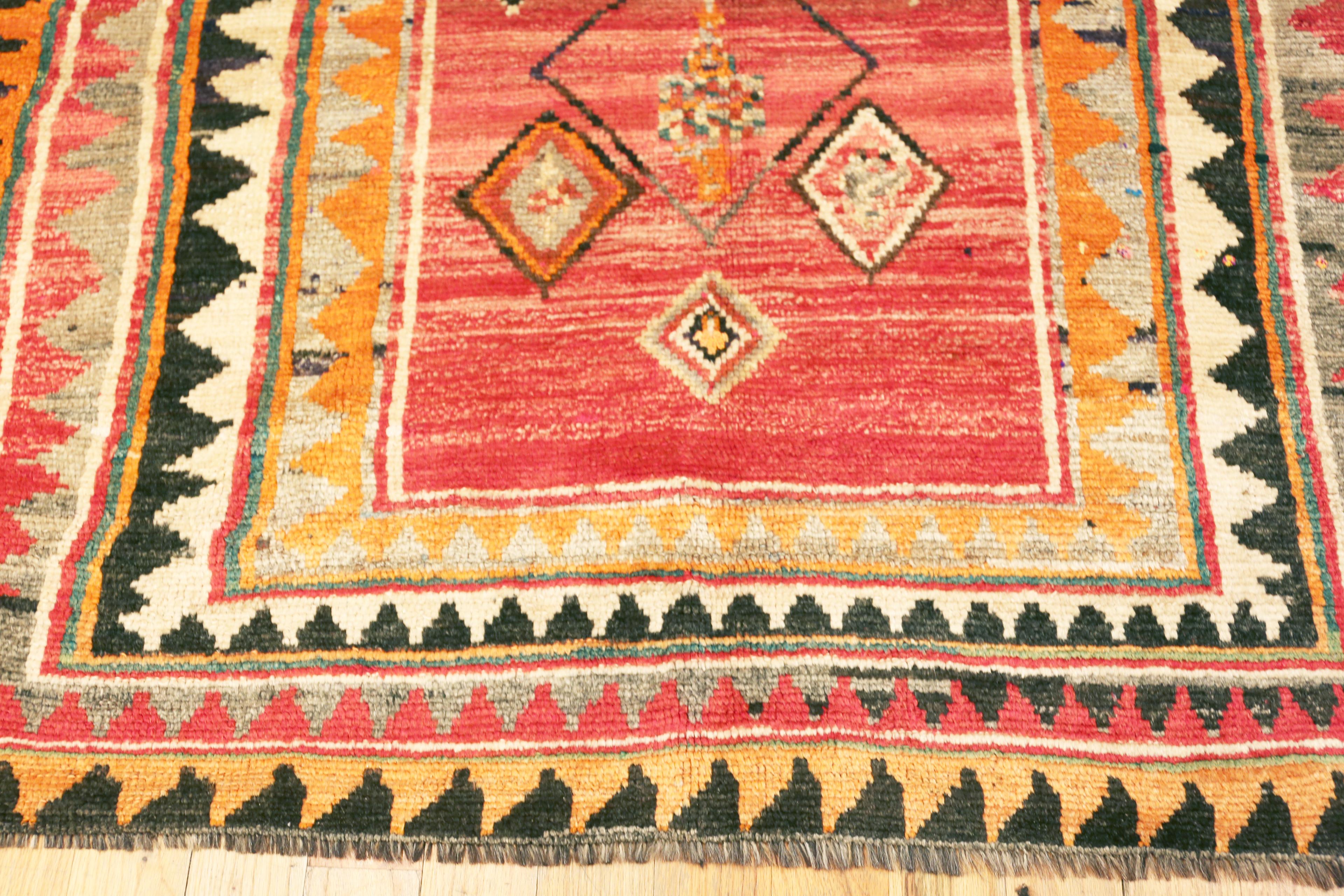 Nazmiyal Collection Vintage persischen Gabbeh Teppich 4 ft 6 in x 7 ft 6 in im Zustand „Gut“ im Angebot in New York, NY