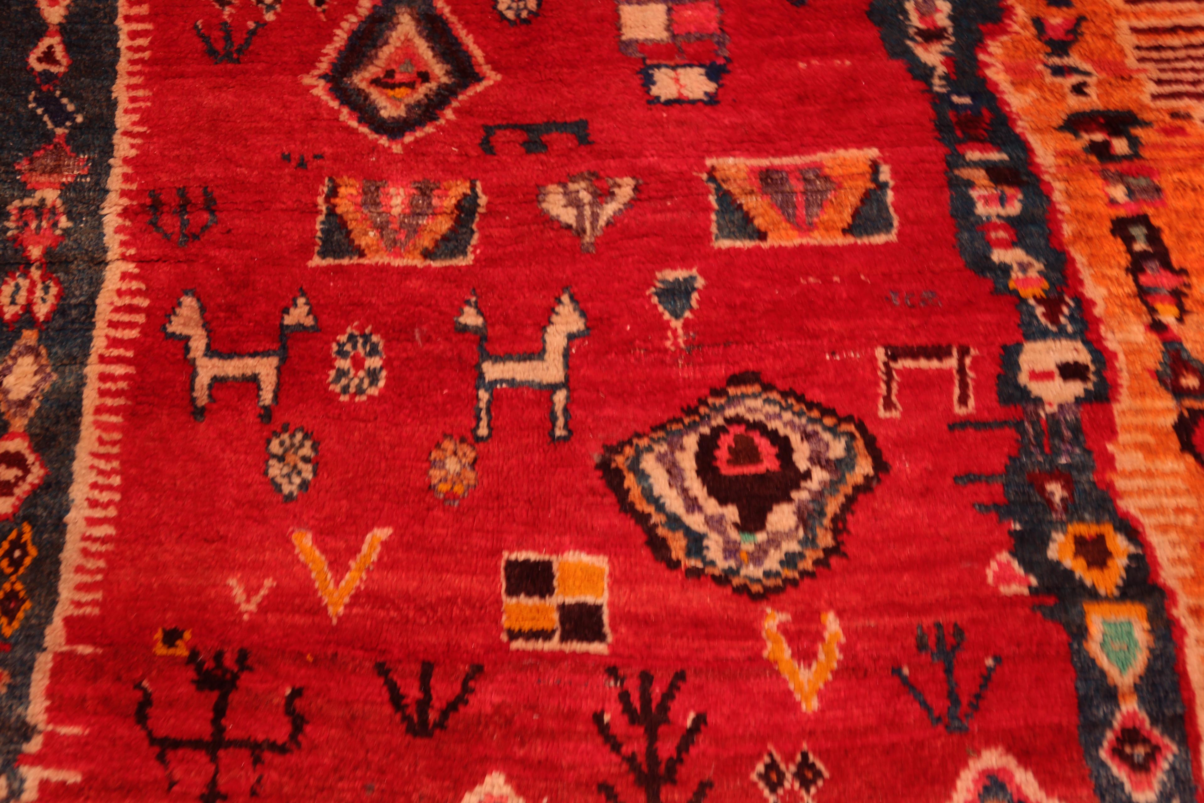 Nazmiyal Collection Vintage Persisch Gabbeh Teppich 4 ft x 6 ft 4 in (Stammeskunst) im Angebot