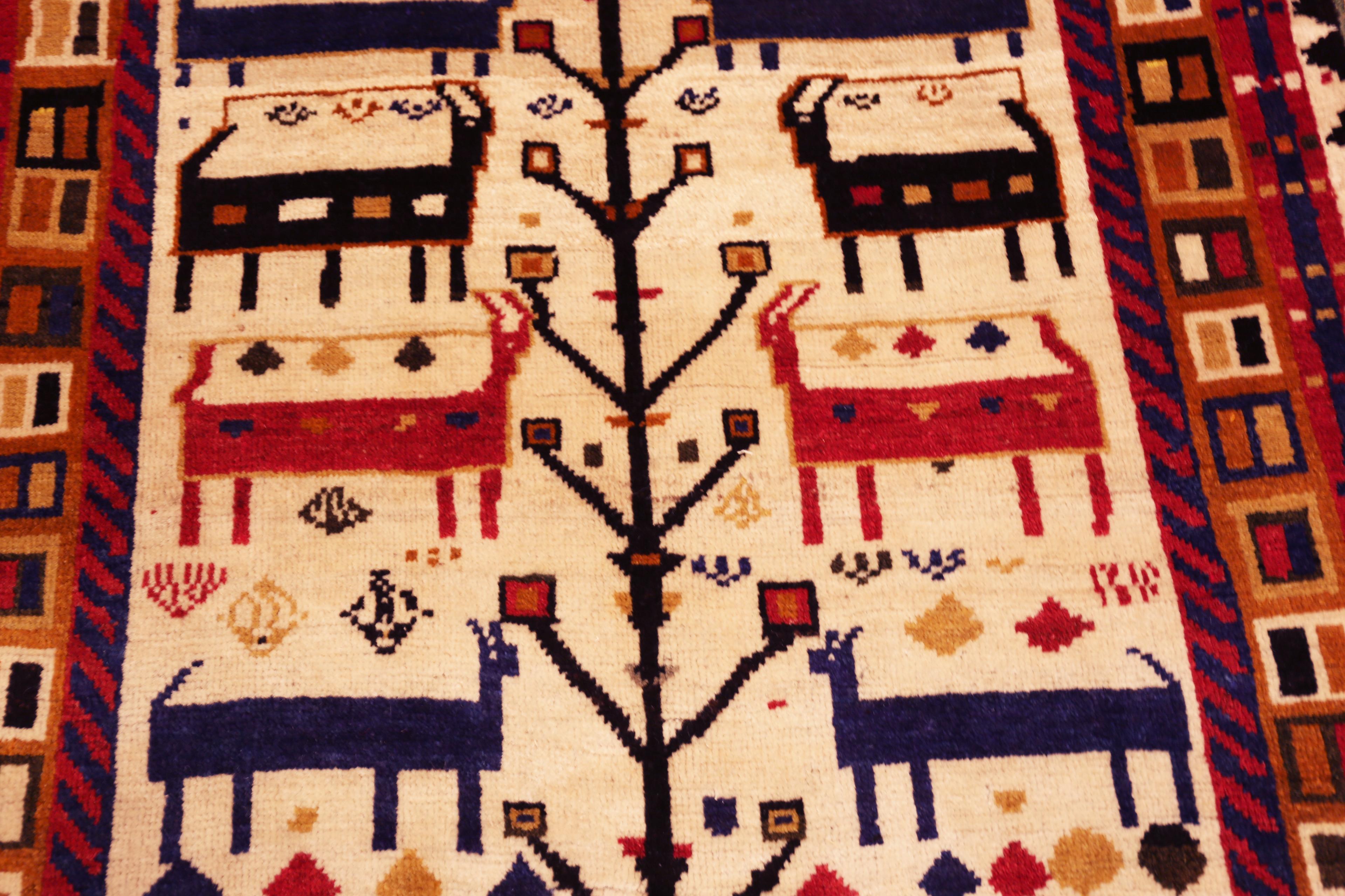 Vintage Persischer Gabbeh-Teppich mit stilisierten Tiermotiven und Stammes-Lebensbaum-Design, Herkunftsland: Persien, CIRCA Datum: Vintage By