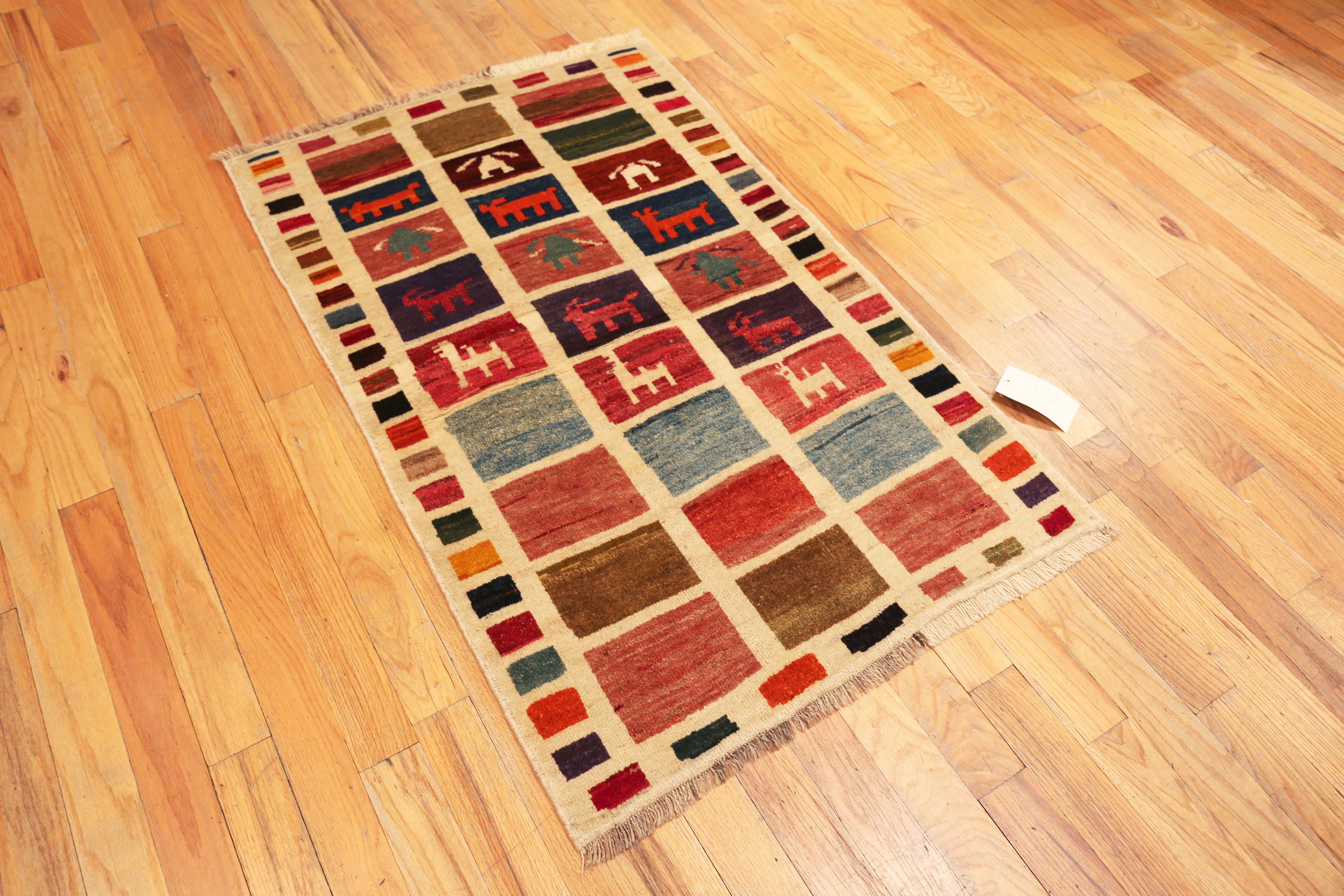 Affascinante Tappeto Gabbeh persiano vintage a griglia di colore, Paese d'origine: Persia, Data di produzione: Vintage