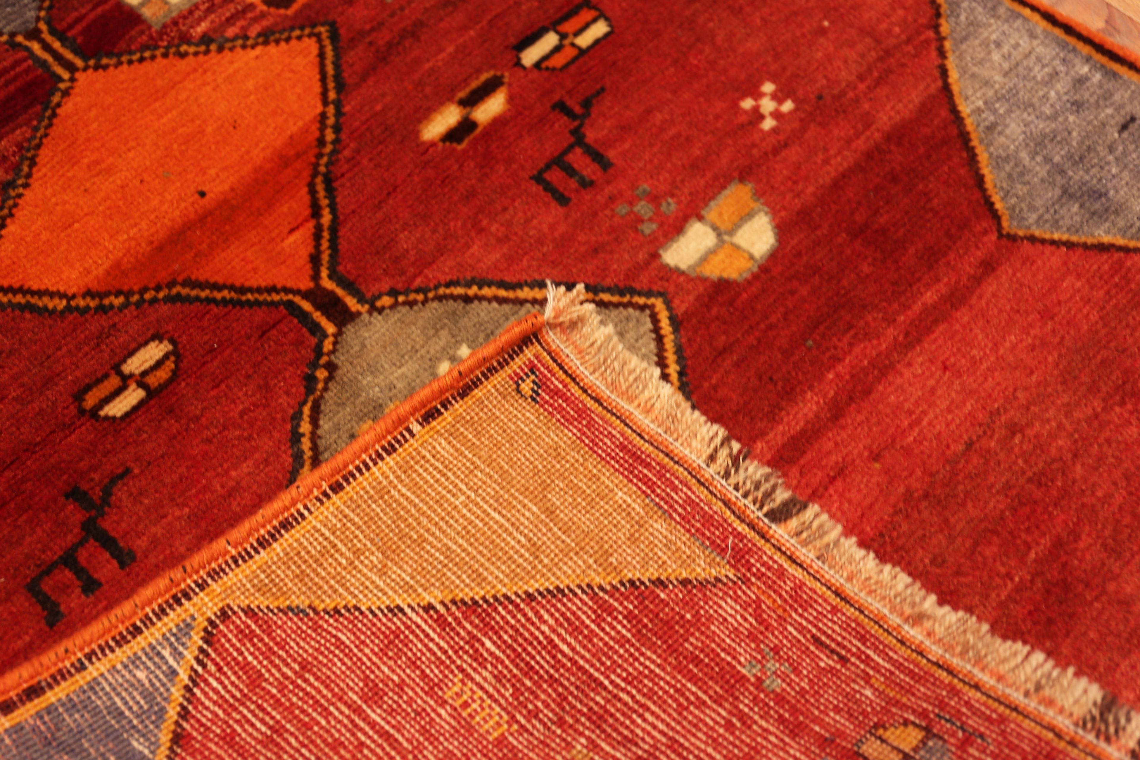 Vintage Persischer Gabbeh-Teppich mit Stammes-Charme und Artistik, Herkunftsland: Persien, CIRCA Datum: Mitte 20. Jahrhundert