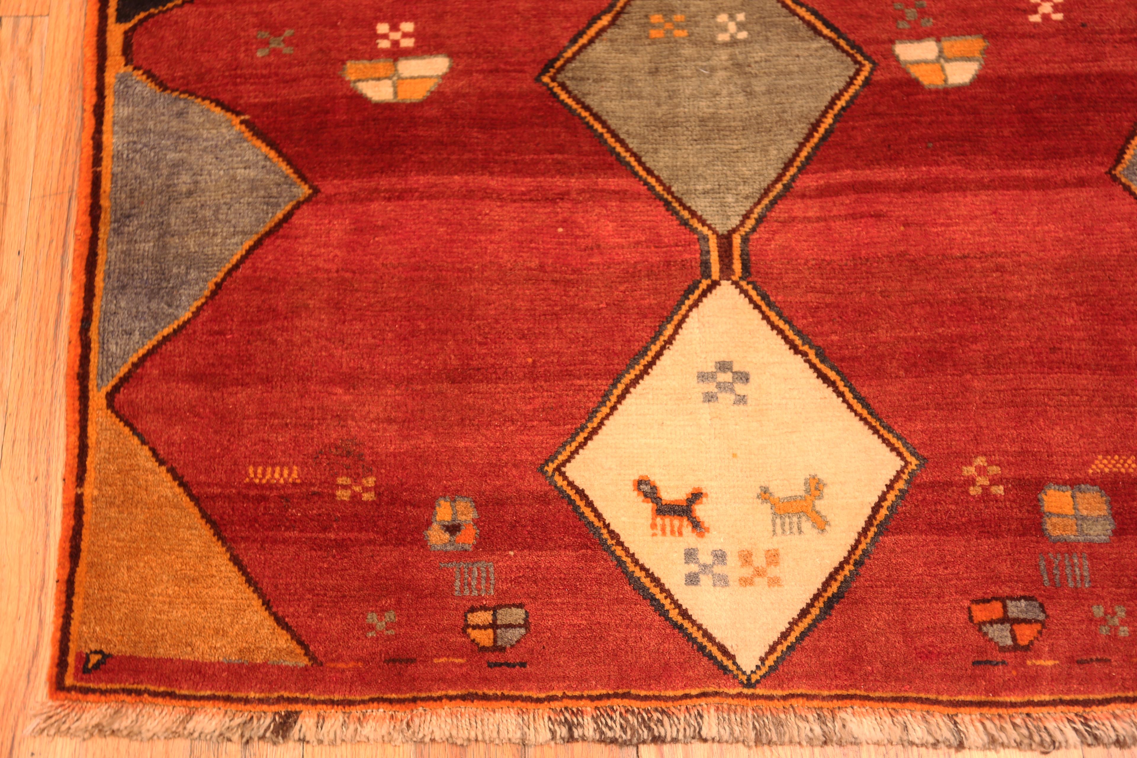 Nazmiyal Collection Vintage Persisch Gabbeh Teppich Tribal 3 ft 7 in x 5 ft 2 in (Handgeknüpft) im Angebot