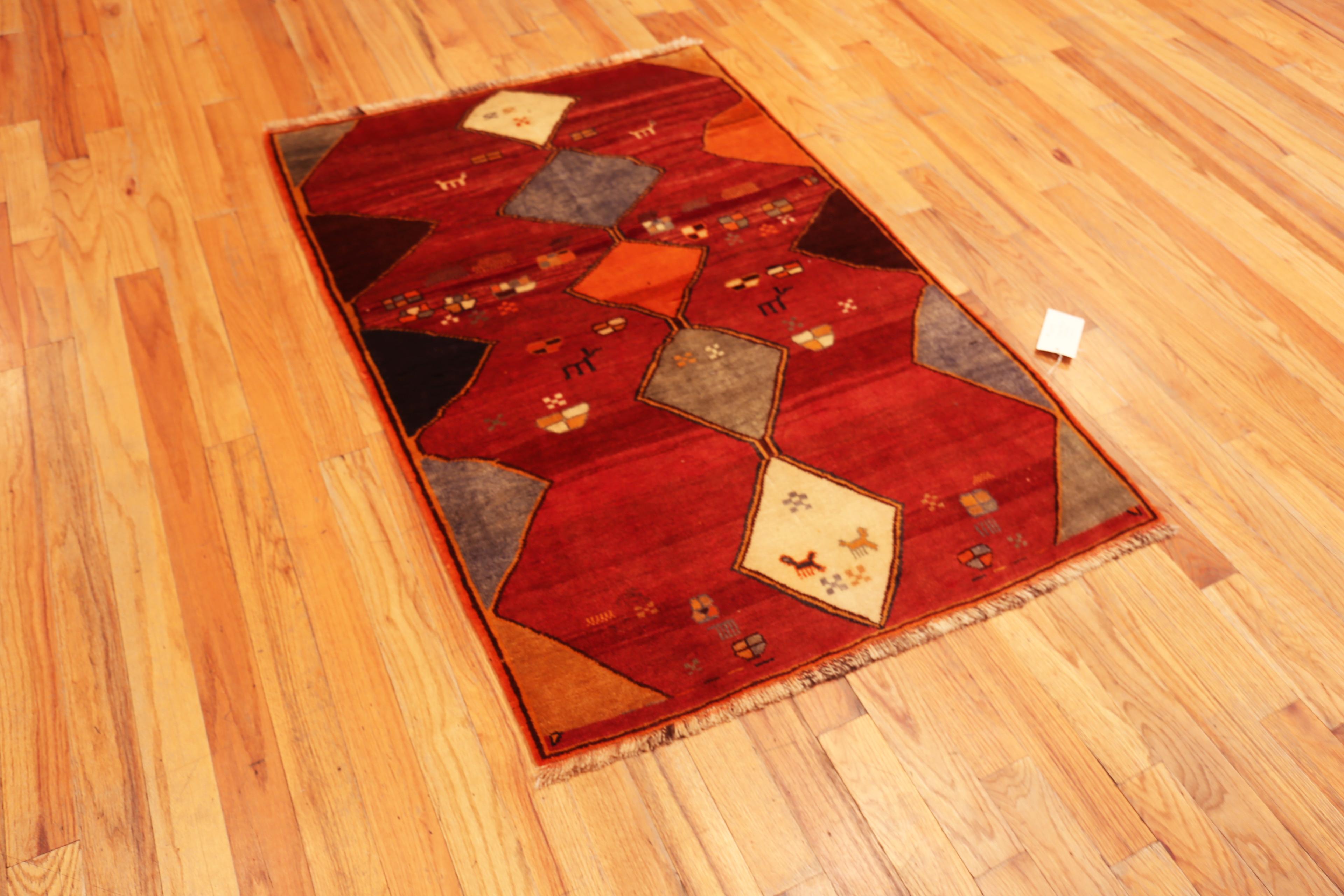 Nazmiyal Collection Vintage Persisch Gabbeh Teppich Tribal 3 ft 7 in x 5 ft 2 in im Zustand „Gut“ im Angebot in New York, NY