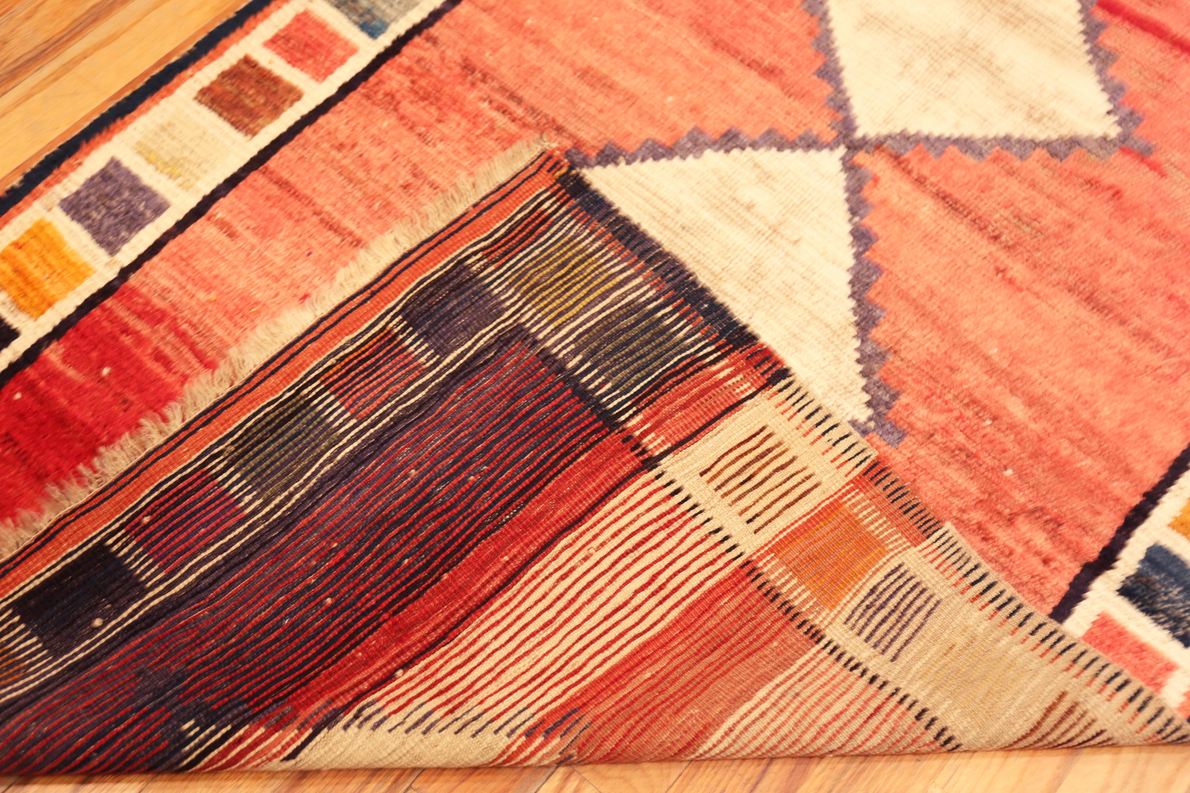 Vintage Persischer Gabbeh Teppich mit Korallenfeld und Farbblockbordüre, Herkunftsland: Persien, CIRCA Datum: Vintage By