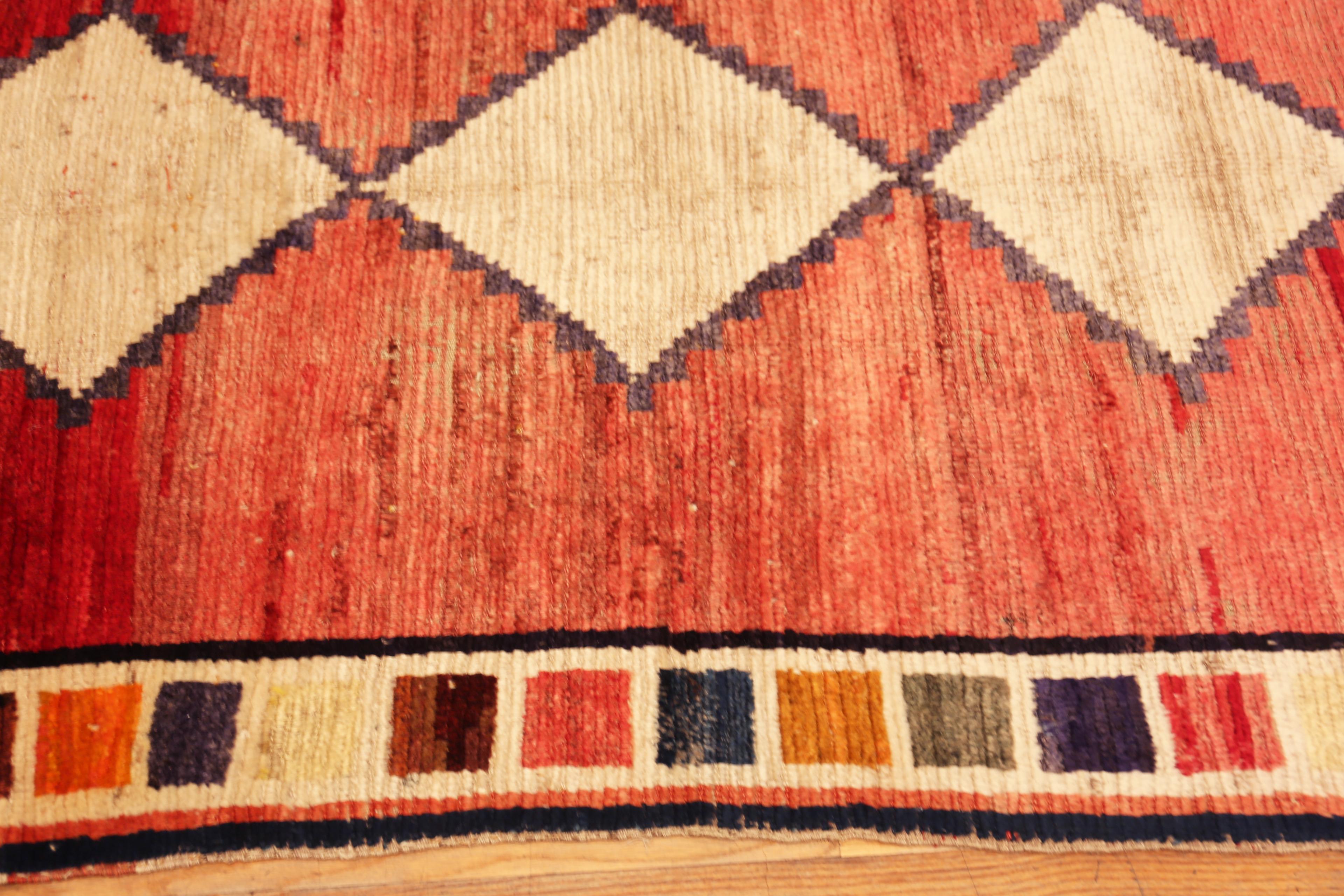 Nazmiyal Collection Vintage Persischer Gabbeh Teppich mit Korallenfeld 4 ft x 6 ft (Stammeskunst) im Angebot