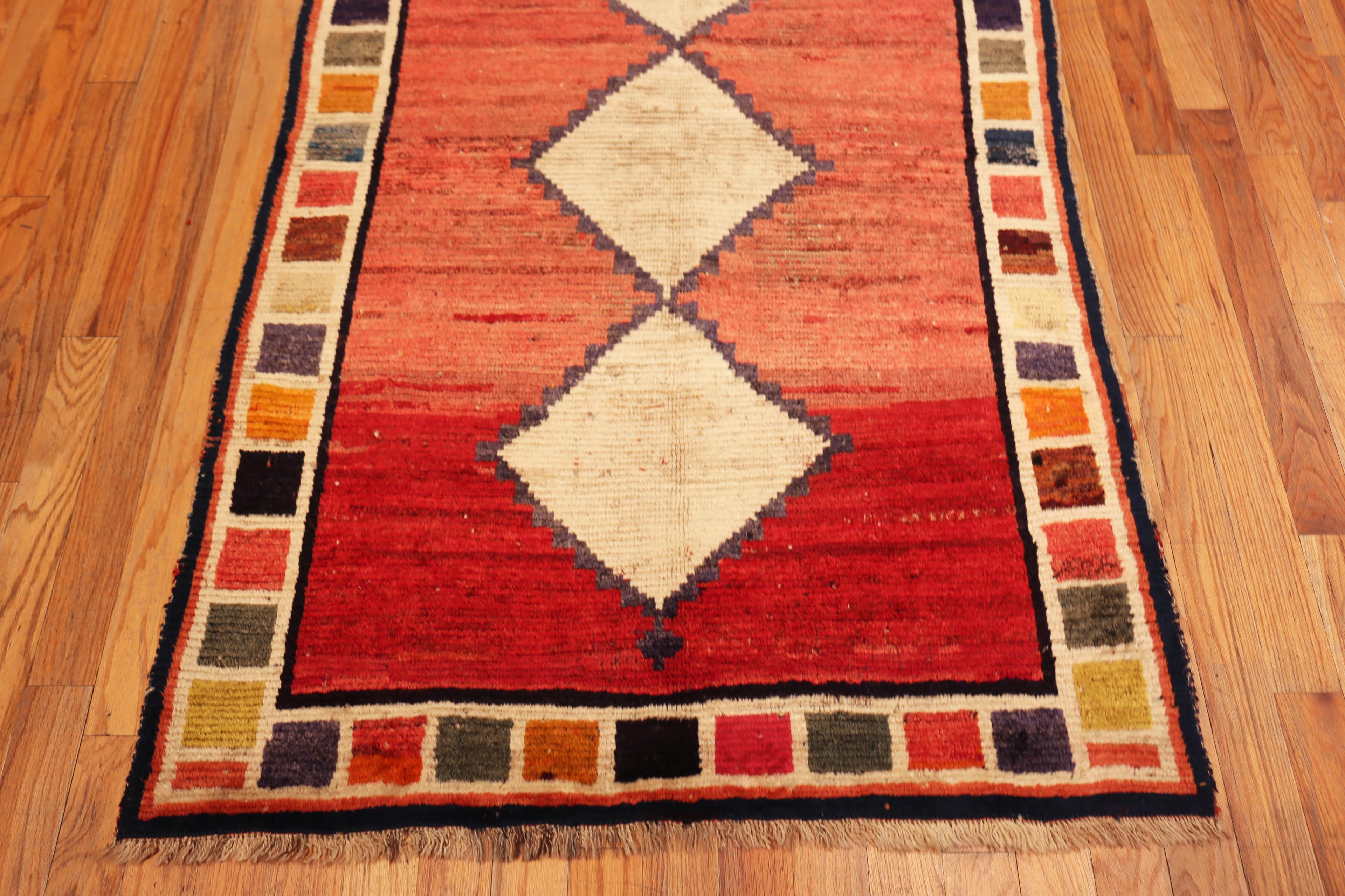 Nazmiyal Collection Vintage Persischer Gabbeh Teppich mit Korallenfeld 4 ft x 6 ft (Handgeknüpft) im Angebot