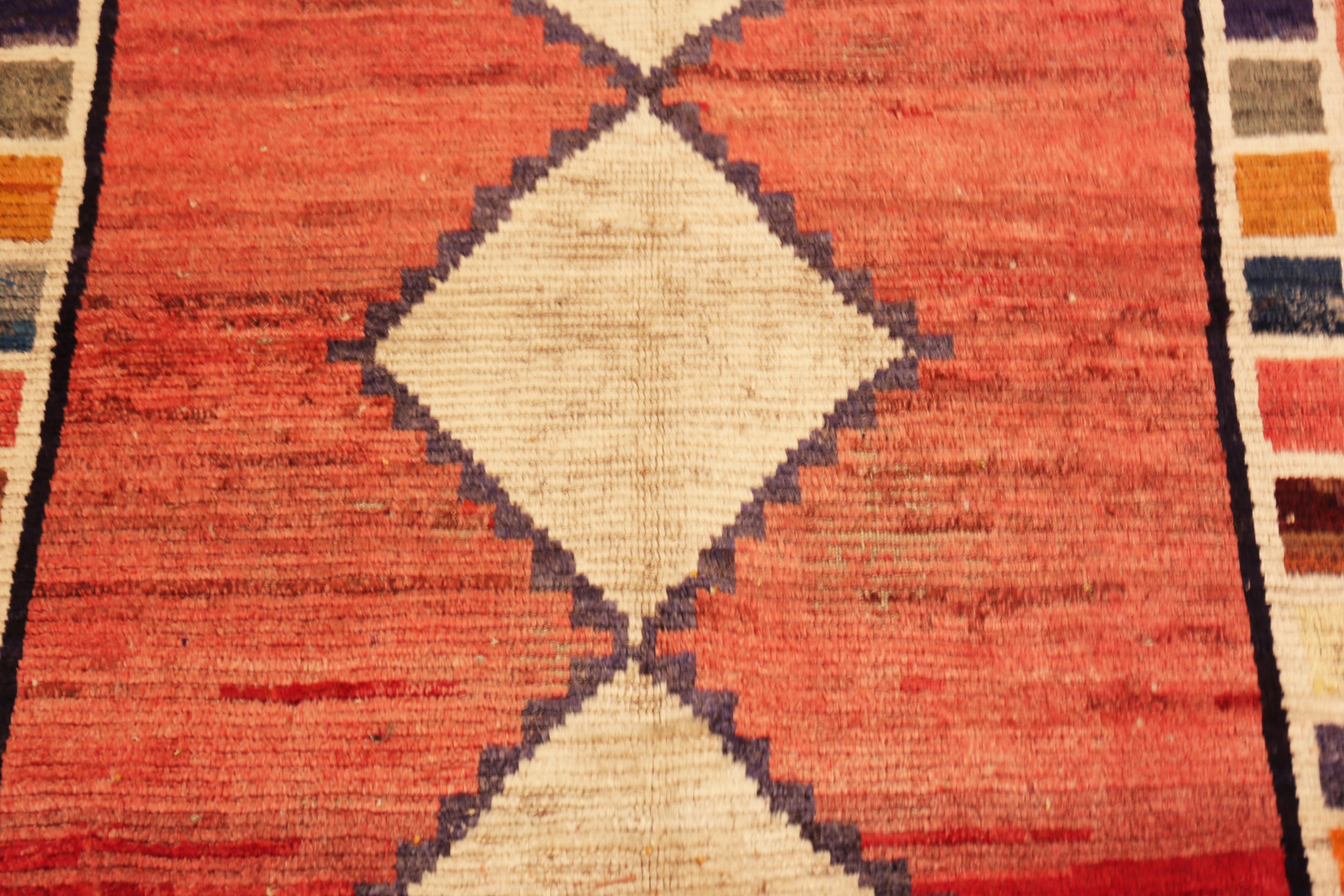 Nazmiyal Collection Vintage Persischer Gabbeh Teppich mit Korallenfeld 4 ft x 6 ft (Wolle) im Angebot