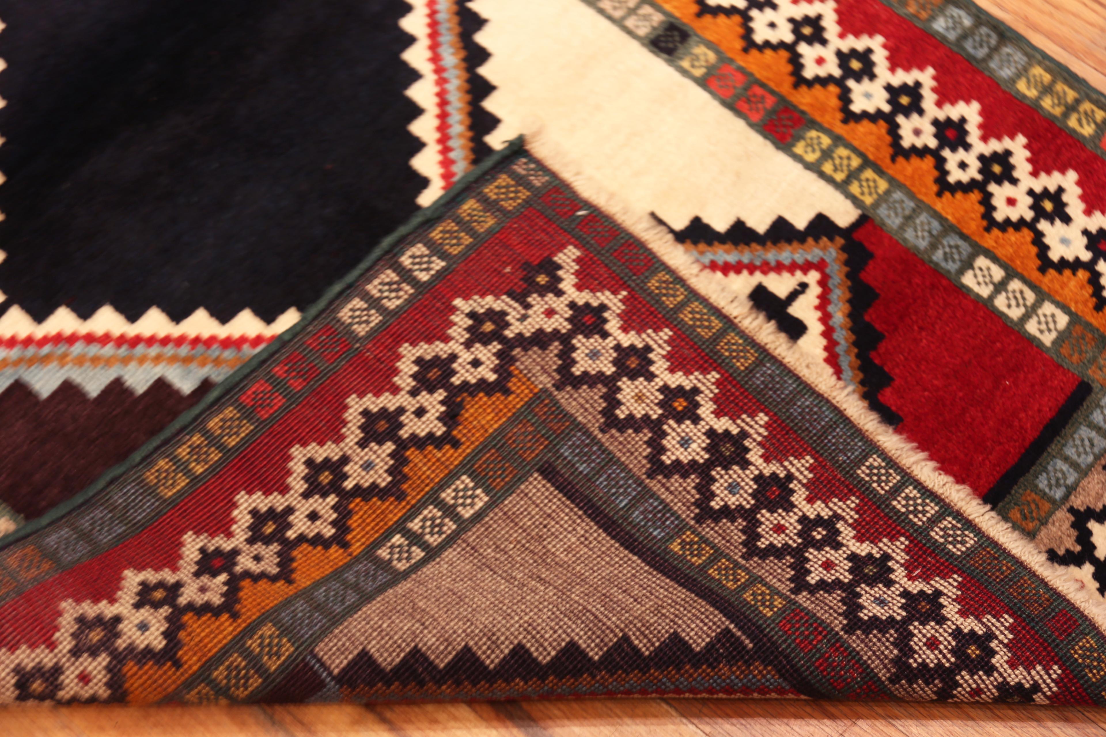 Vintage Persischer Gabbeh Teppich mit kühnem Stammesdesign und lebhaften Farbkontrasten, Herkunftsland: Persien, CIRCA Datum: Vintage By