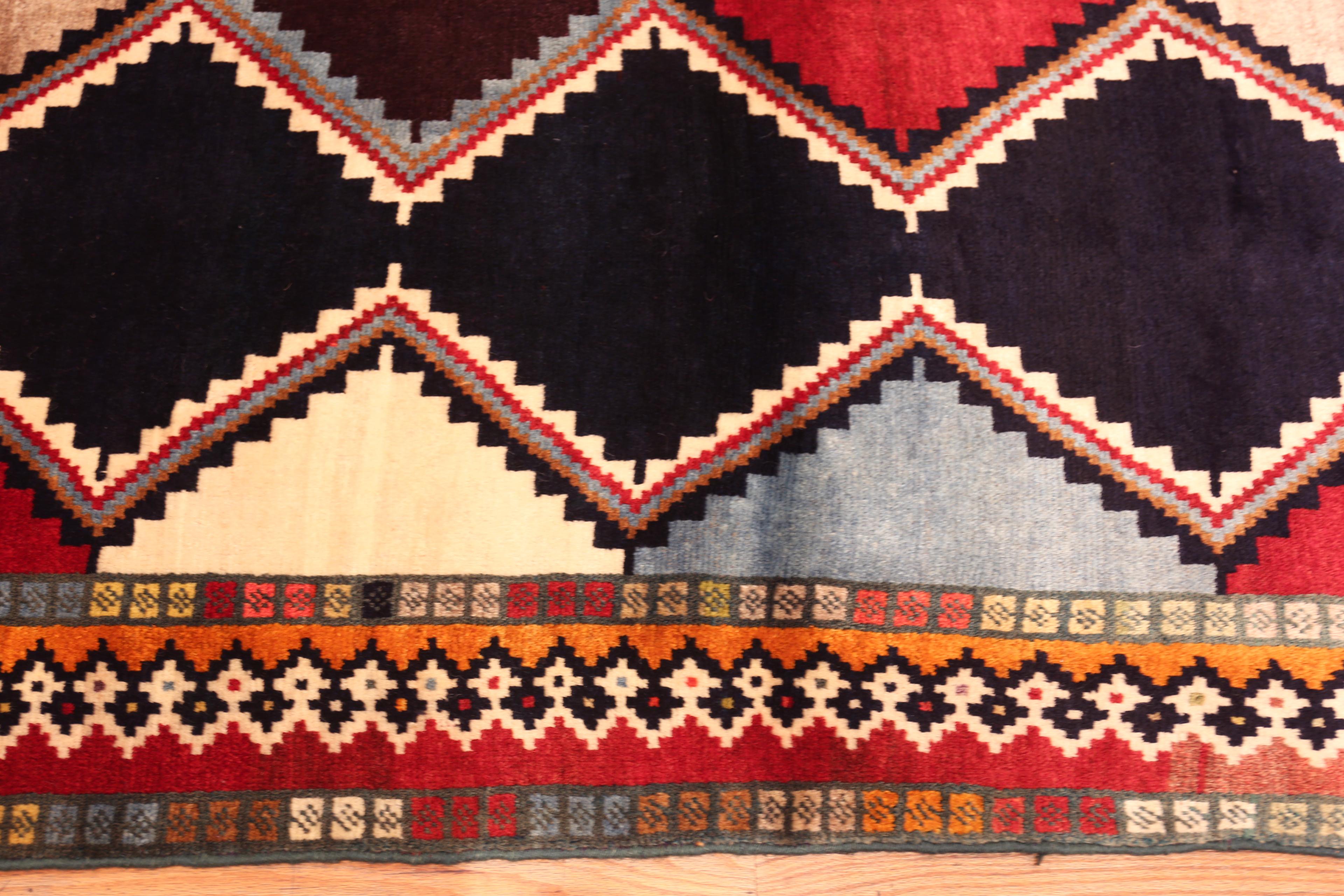 Nazmiyal Collection Vintage persischen Gabbeh Teppich mit Tribal 3 ft 1 in x 5 ft 2 in (Stammeskunst) im Angebot