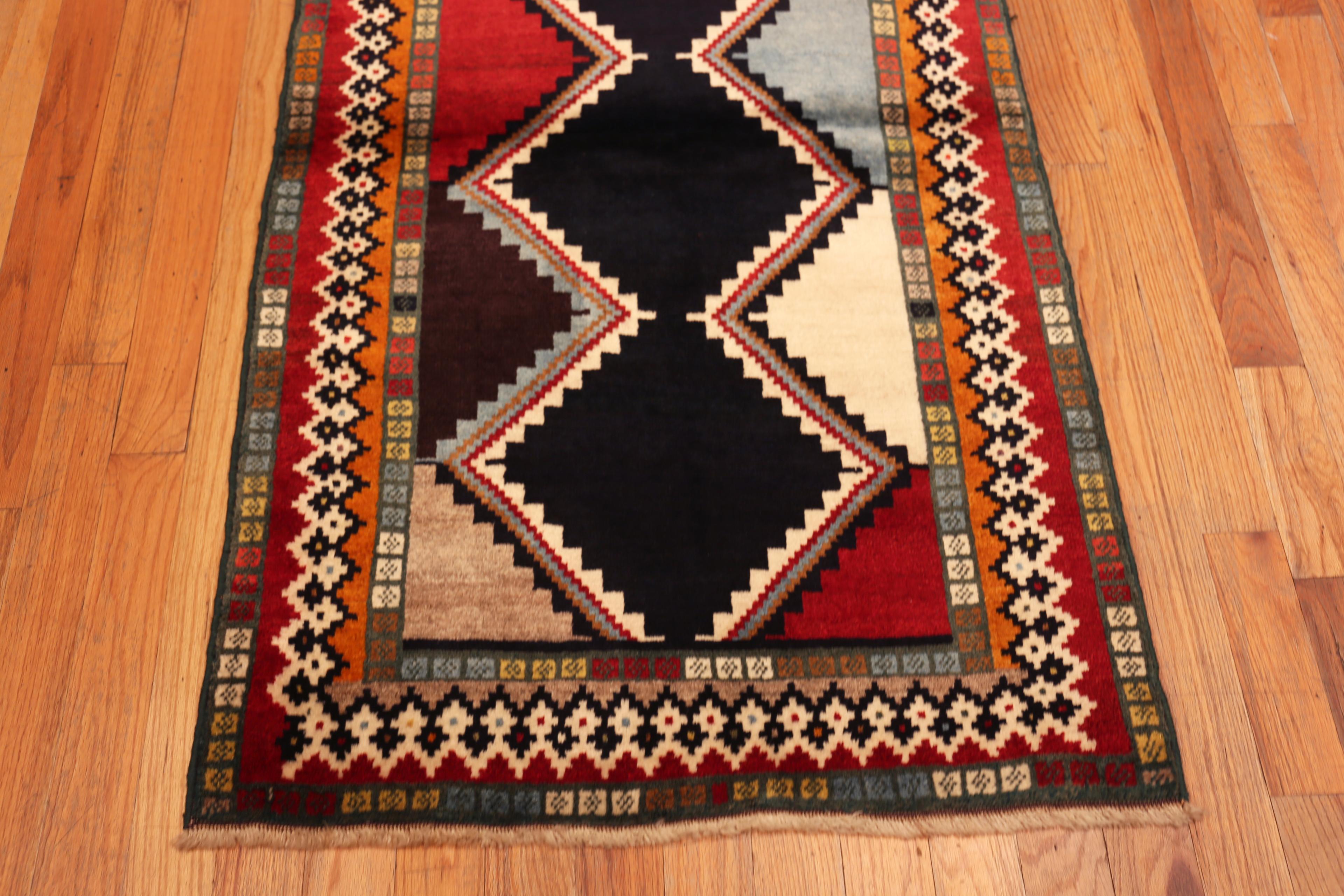 Nazmiyal Collection Vintage persischen Gabbeh Teppich mit Tribal 3 ft 1 in x 5 ft 2 in (Persisch) im Angebot