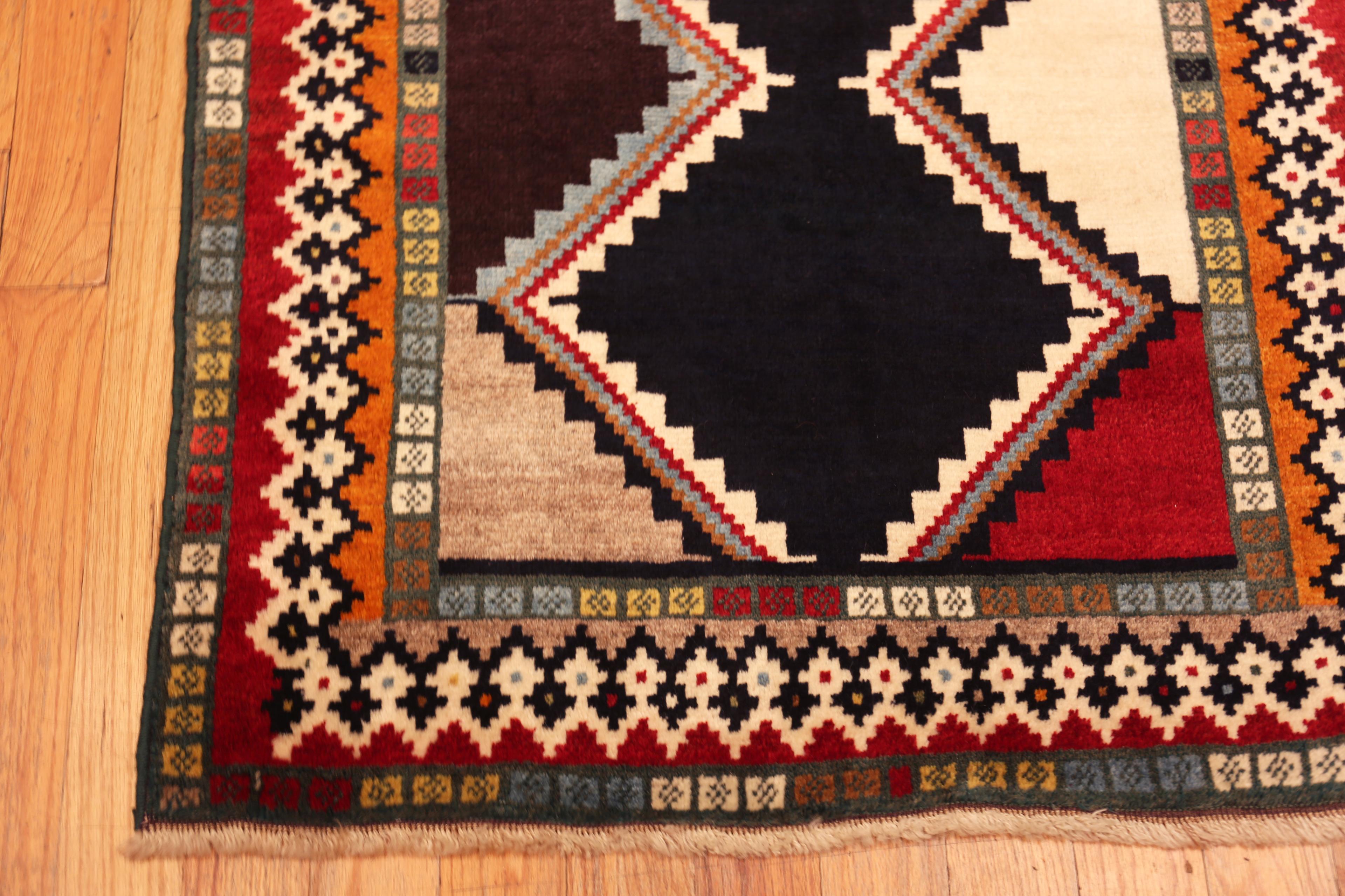 Nazmiyal Collection Vintage persischen Gabbeh Teppich mit Tribal 3 ft 1 in x 5 ft 2 in (Handgeknüpft) im Angebot