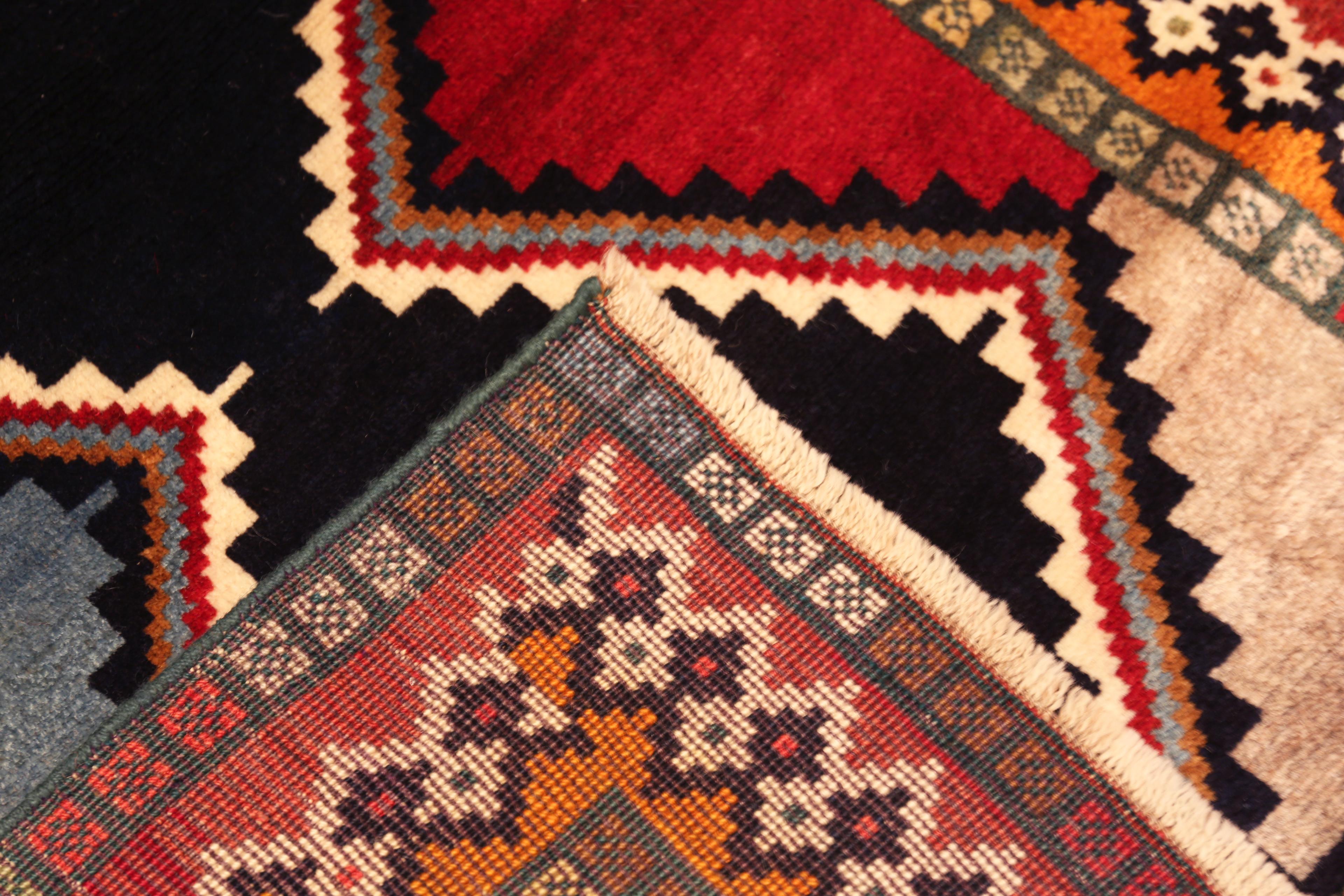 Nazmiyal Collection Vintage persischen Gabbeh Teppich mit Tribal 3 ft 1 in x 5 ft 2 in (20. Jahrhundert) im Angebot