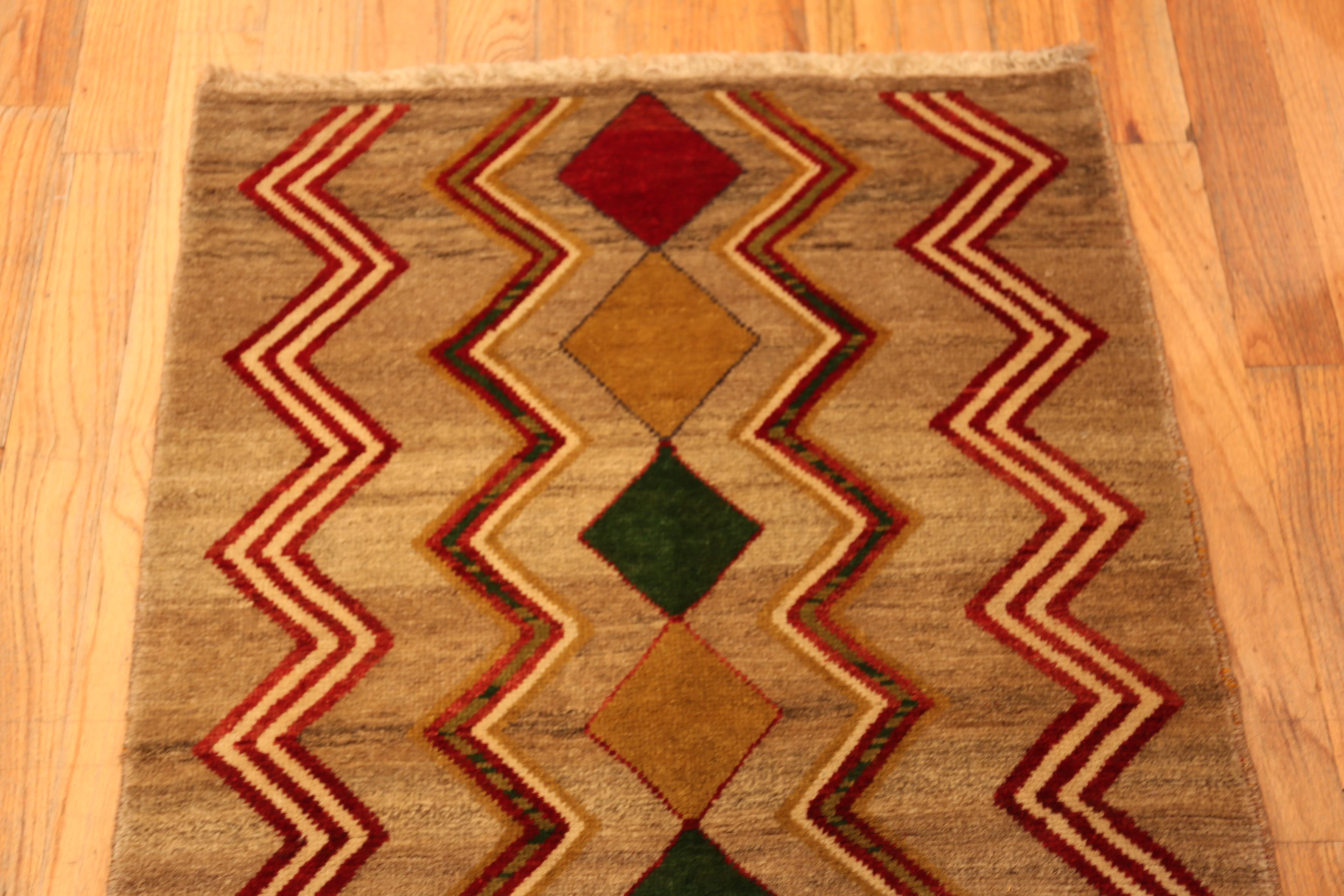 Vintage Persischer Gabbeh-Teppich mit Zickzack- und Diamantmedaillons auf erdfarbenem Feld, Herkunftsland: Persien, CIRCA Datum: Vintage By