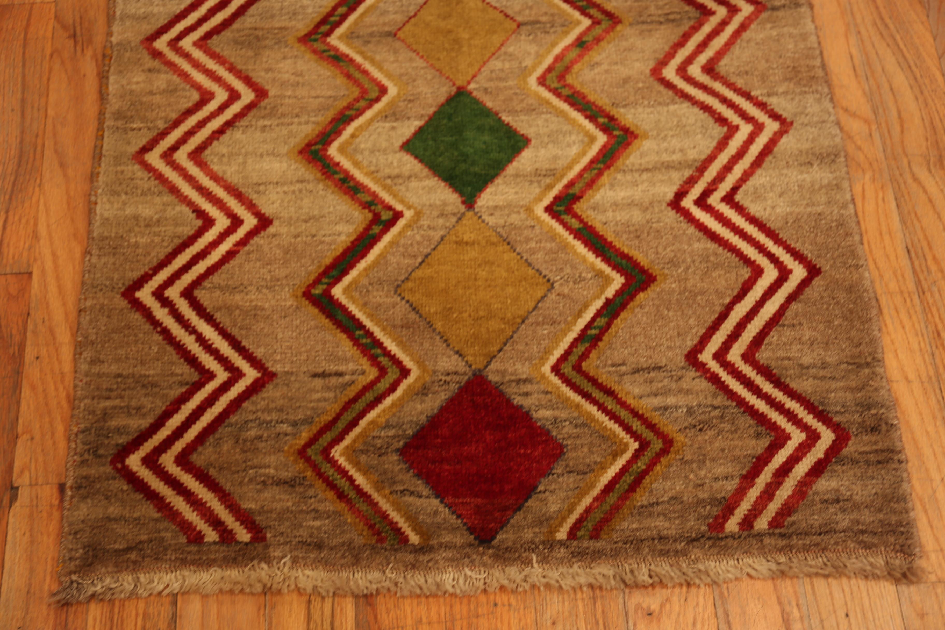 Nazmiyal Collection Vintage persischen Gabbeh Teppich mit Zickzack 2 ft 8 in x 4 ft 6 in (Stammeskunst) im Angebot