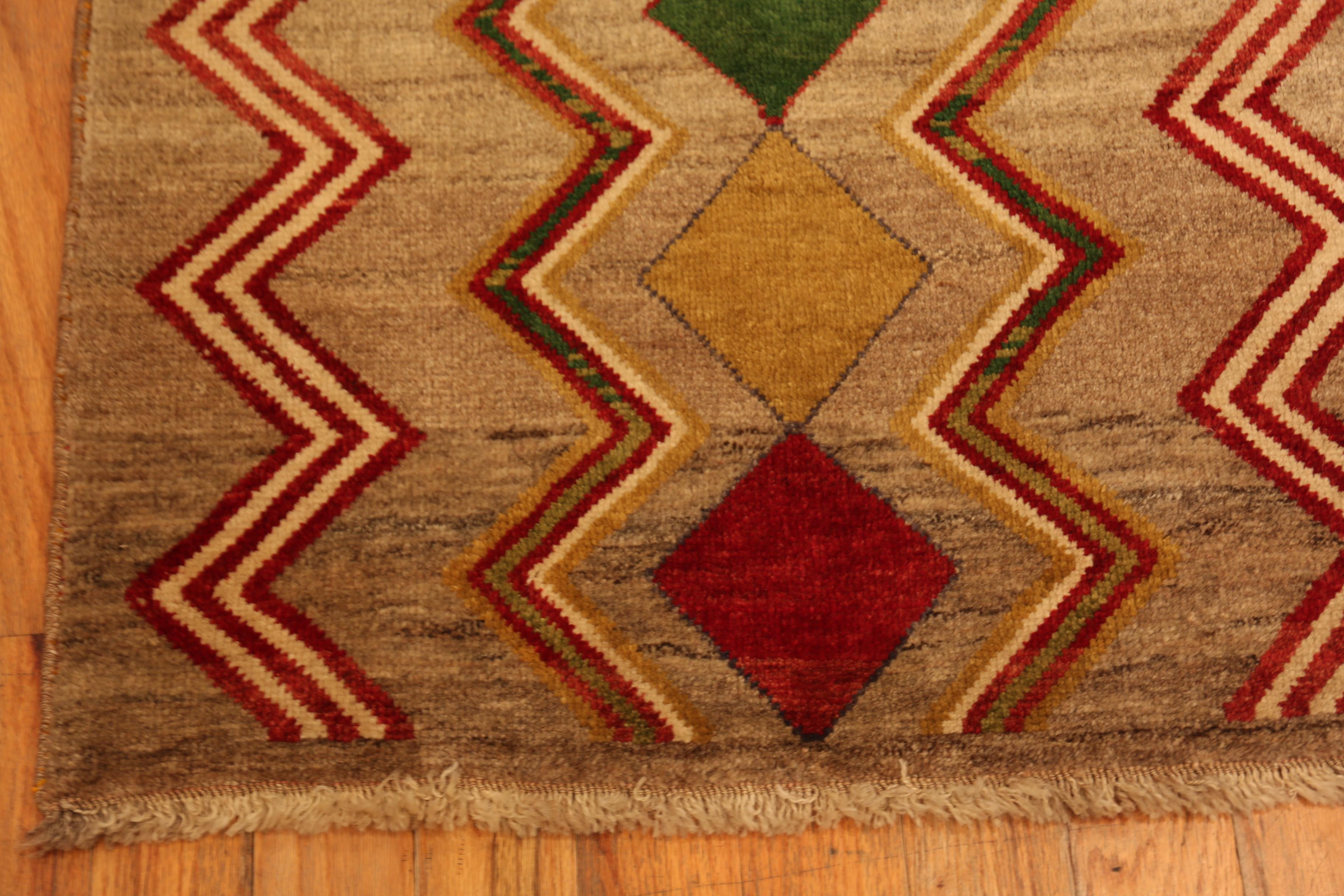 Nazmiyal Collection Vintage persischen Gabbeh Teppich mit Zickzack 2 ft 8 in x 4 ft 6 in (Persisch) im Angebot