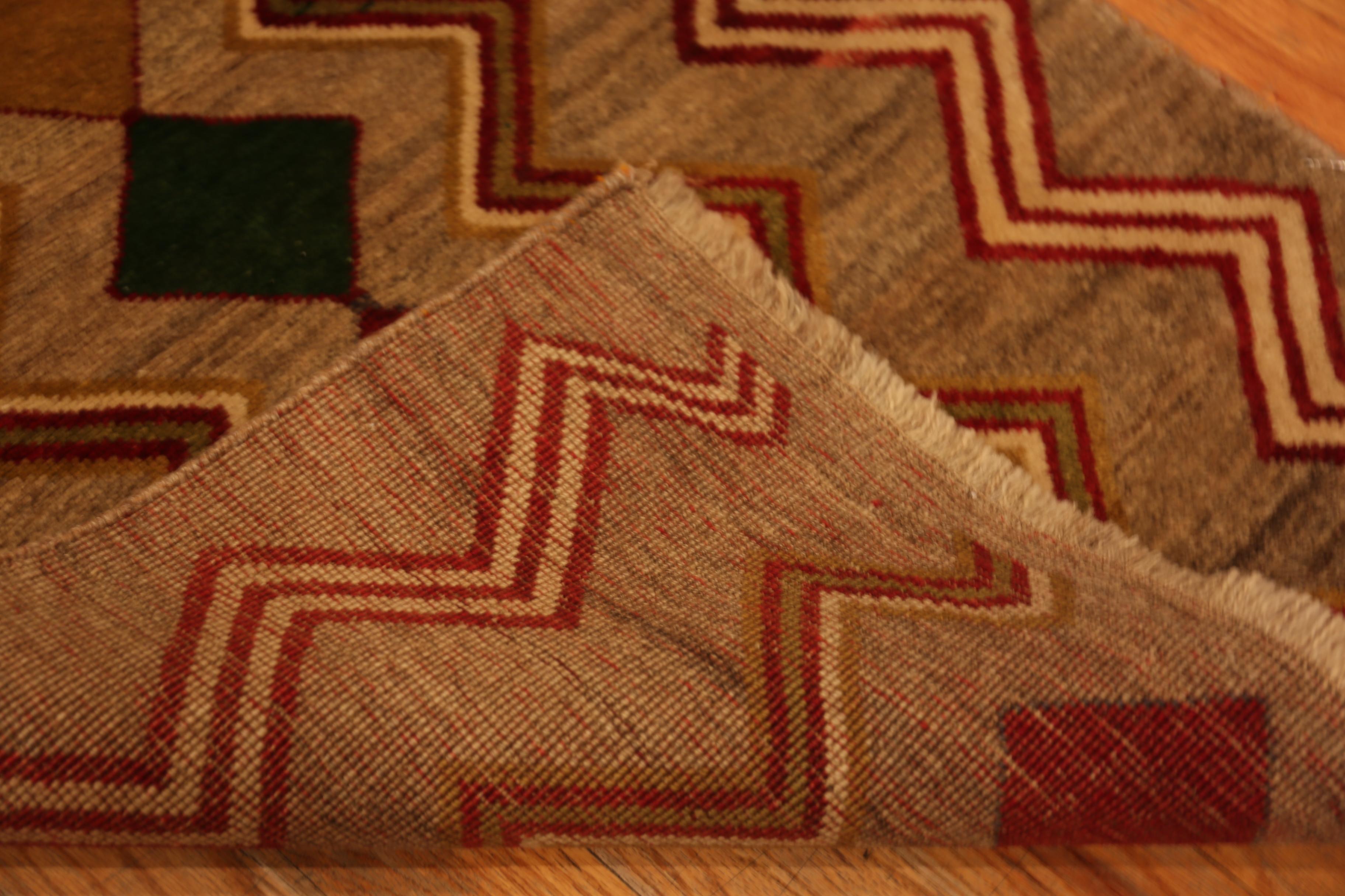 Nazmiyal Collection Vintage persischen Gabbeh Teppich mit Zickzack 2 ft 8 in x 4 ft 6 in (Handgeknüpft) im Angebot