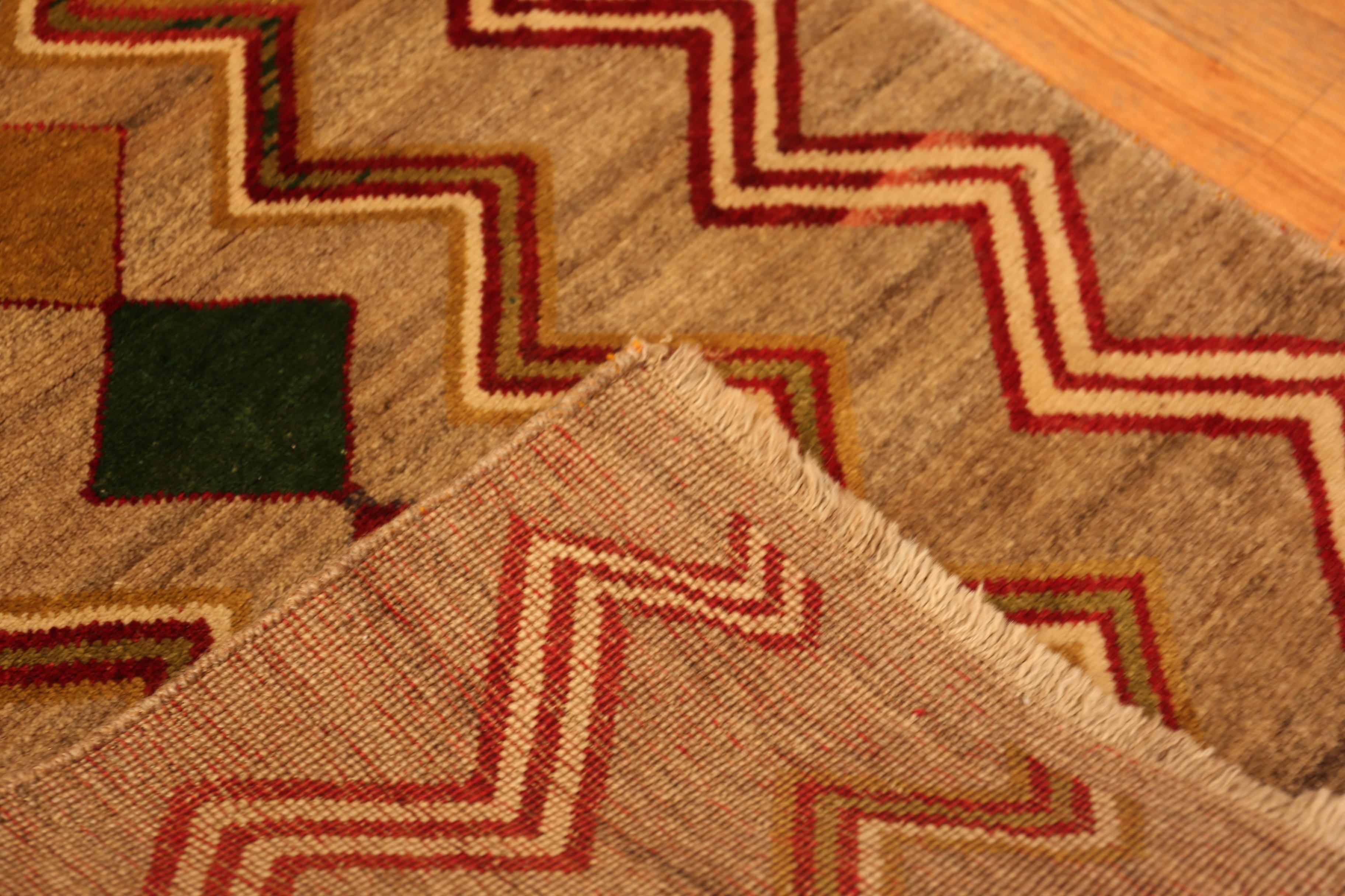 Nazmiyal Collection Vintage persischen Gabbeh Teppich mit Zickzack 2 ft 8 in x 4 ft 6 in im Zustand „Gut“ im Angebot in New York, NY