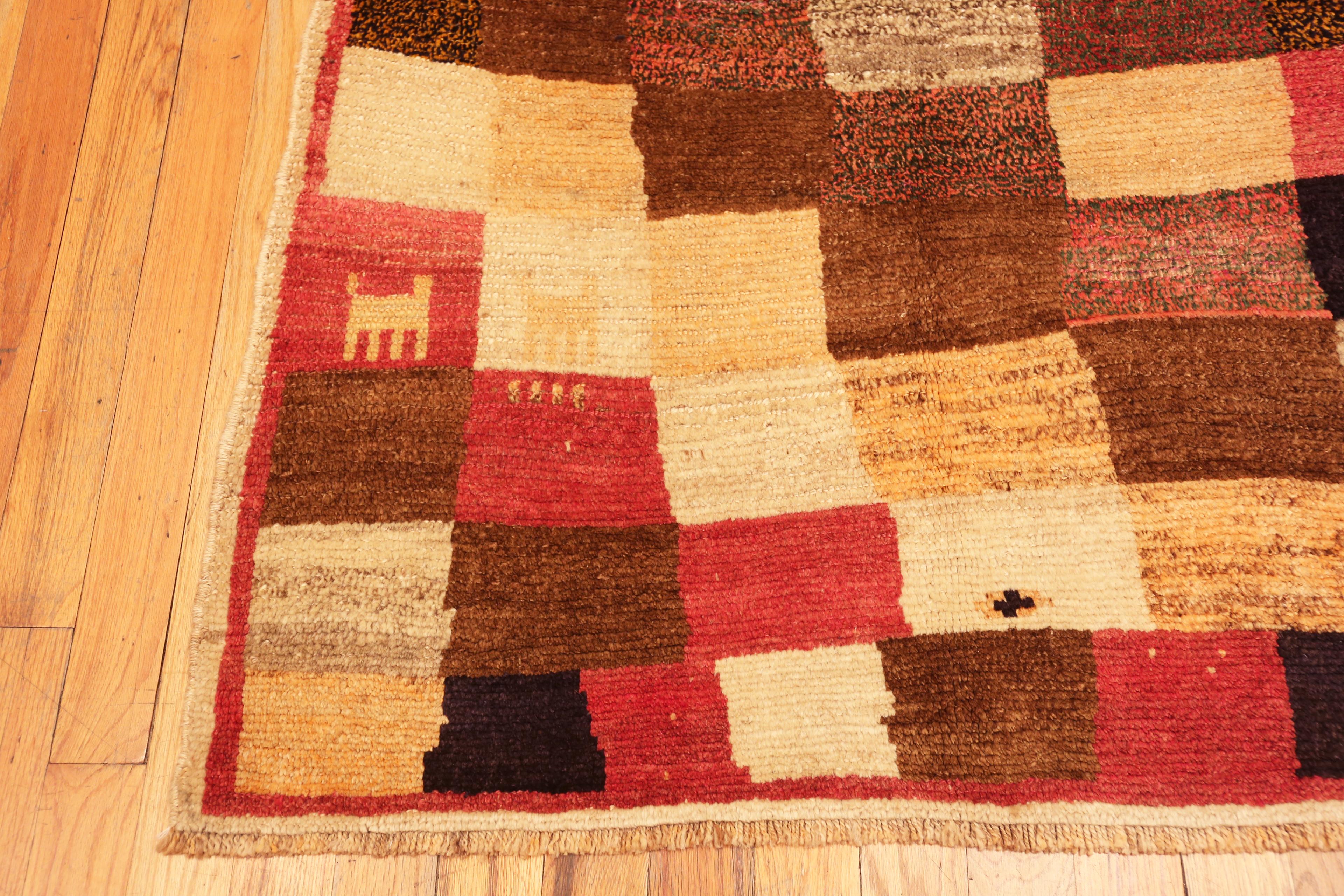 Nazmiyal Collection Tappeto Tribale Persiano Vintage Gabbeh 4 ft x 6 ft 4 in in vendita 1