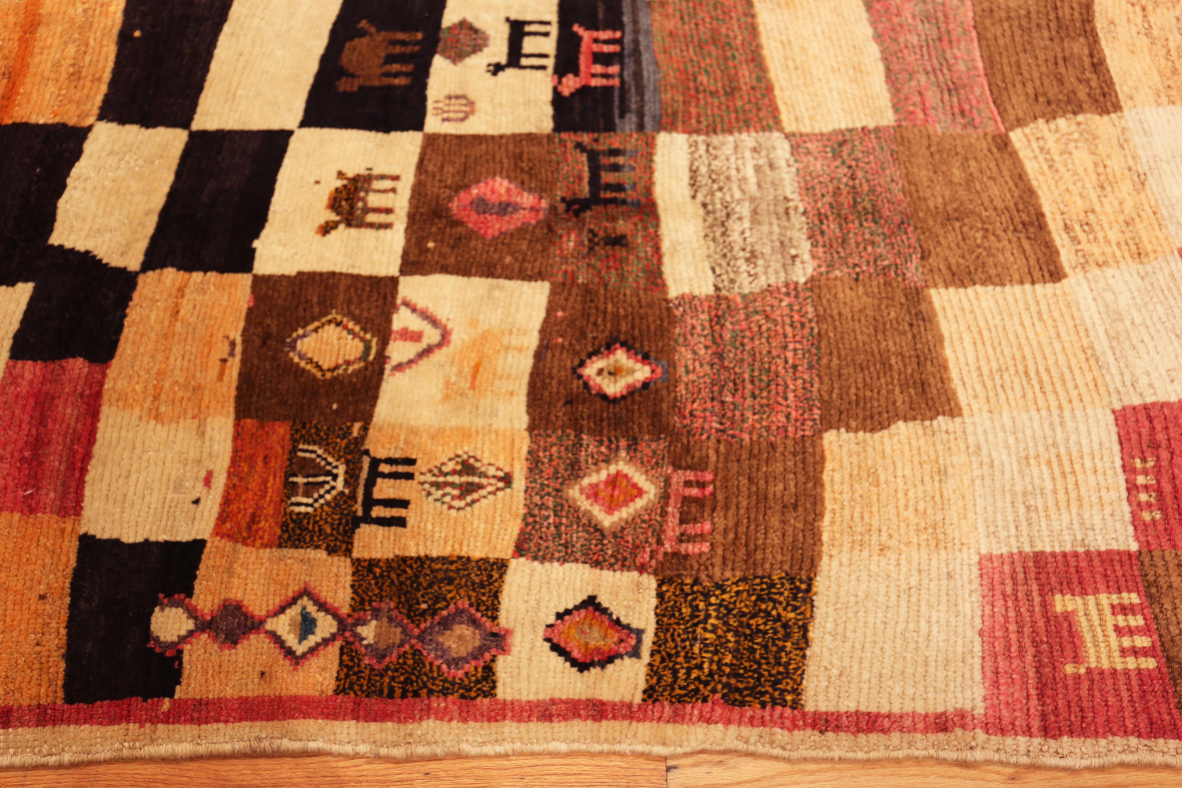 Nazmiyal Collection Tappeto Tribale Persiano Vintage Gabbeh 4 ft x 6 ft 4 in in vendita 2