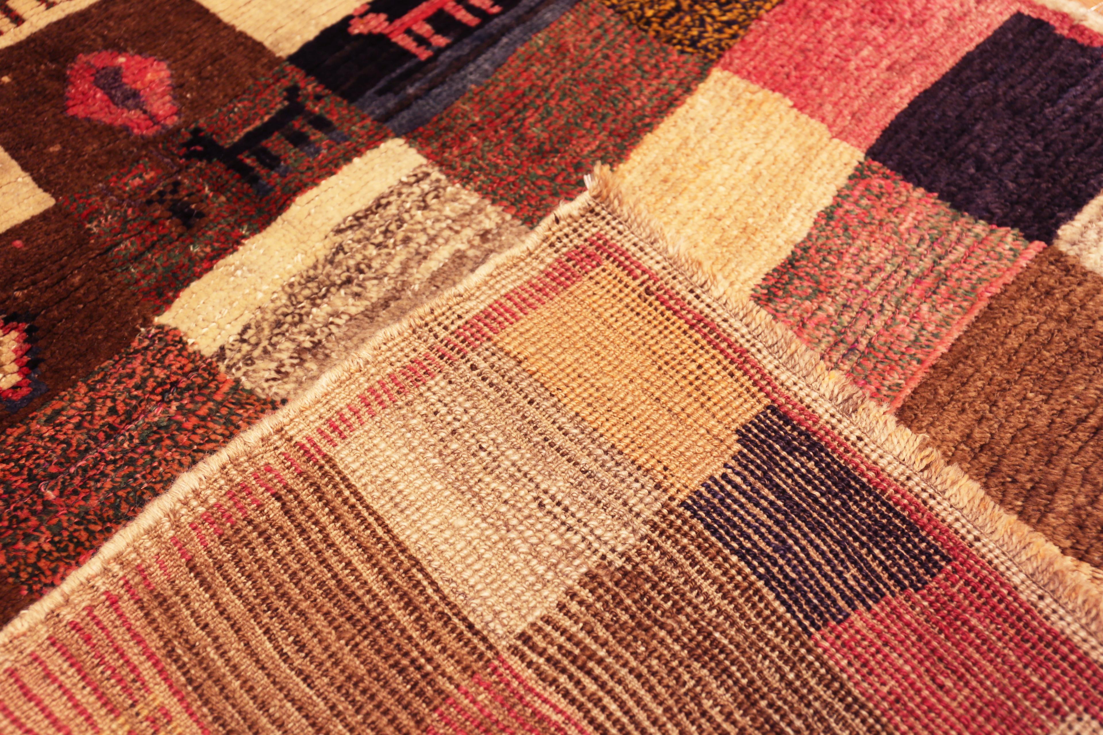 Nazmiyal Collection Tappeto Tribale Persiano Vintage Gabbeh 4 ft x 6 ft 4 in in vendita 3