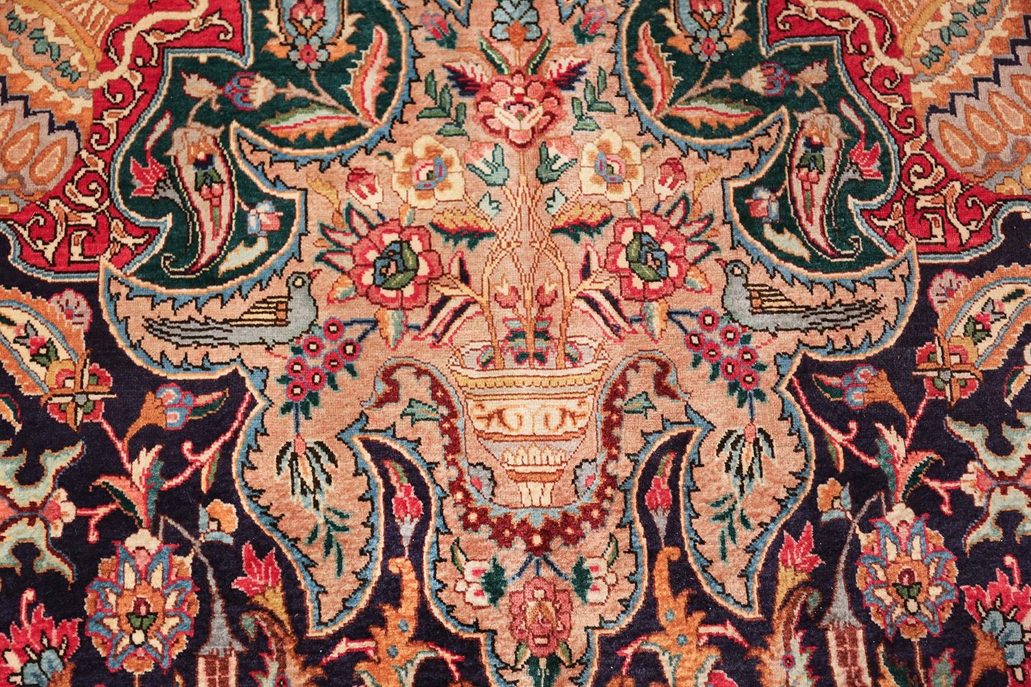 Magnifique grand tapis persan Tabriz vintage, pays d'origine / type de tapis : tapis persan vintage, circa late 20th century. Taille : 12 ft 8 in x 19 ft 4 in (3,86 m x 5,89 m)

Ce tapis persan vintage utilise des motifs et des couleurs gracieuses