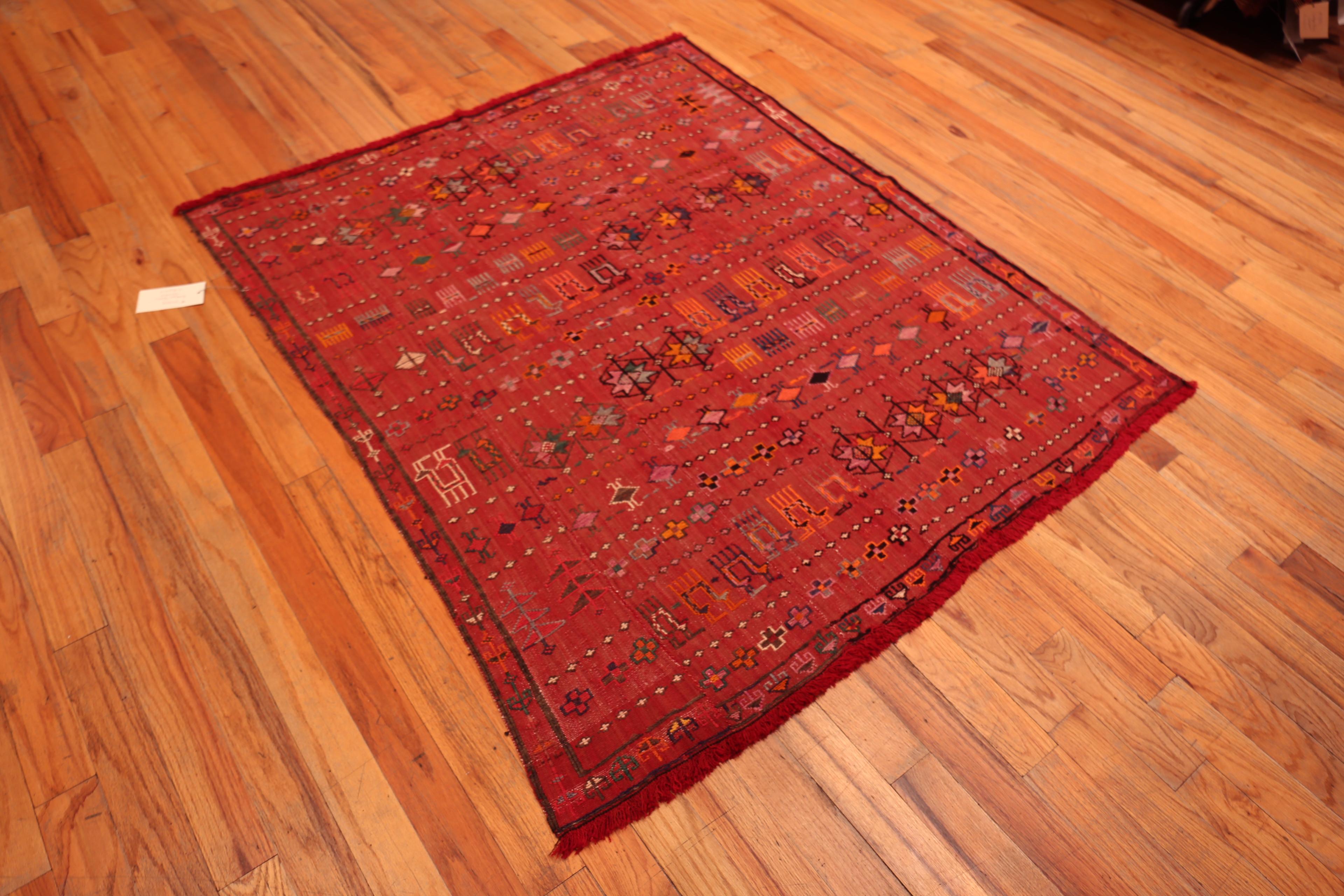 Nazmiyal Collection Vintage persischen Stammes-Teppich 4 ft 8 in x 5 ft 6 in im Zustand „Gut“ im Angebot in New York, NY