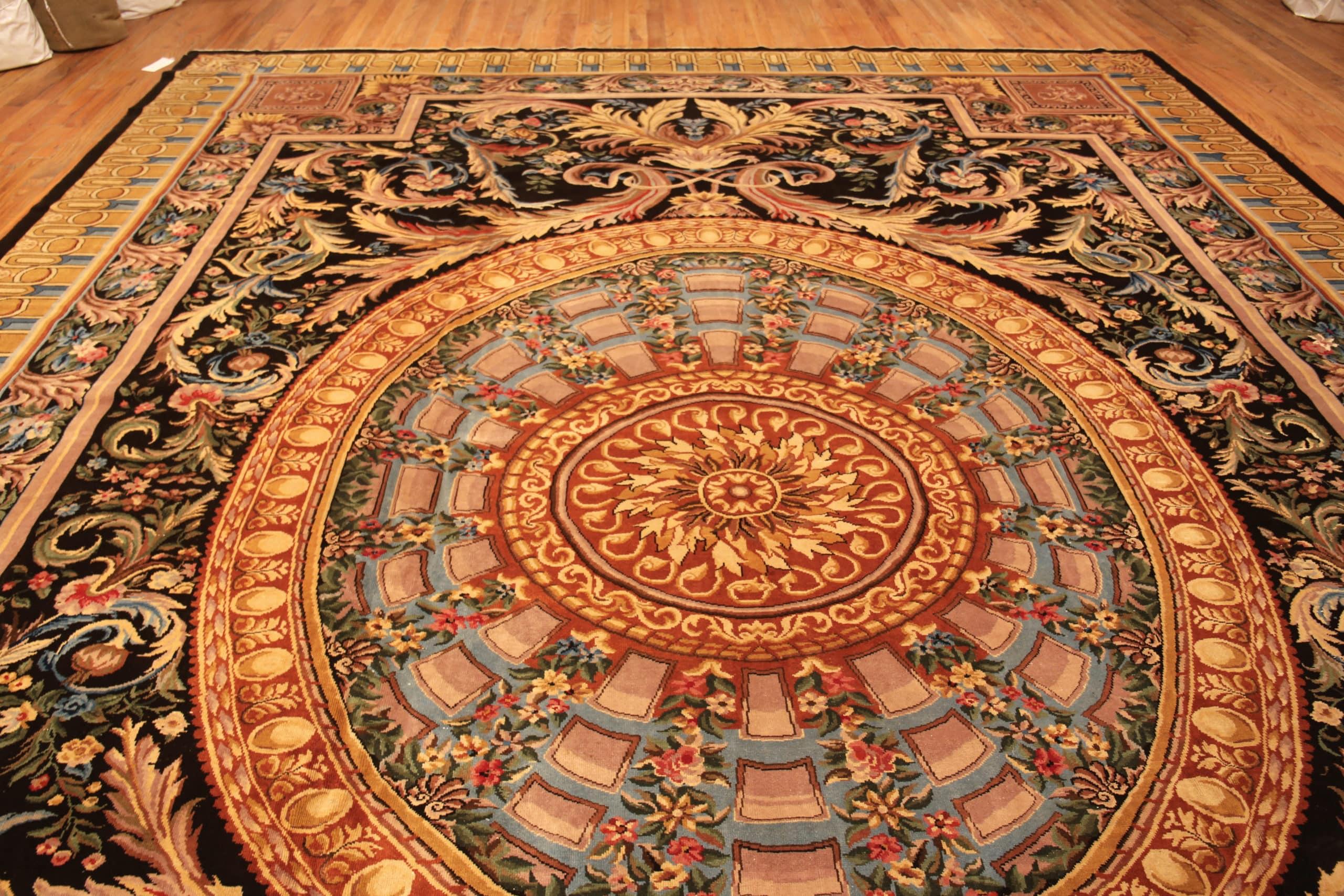 Beau et élégant grand tapis vintage classique de style Renaissance Savonnerie, Pays d'origine : Inde, Date de circa : Vintage . Dimensions : 4,37 m x 5,38 m (14 ft 4 in x 17 ft 8 in)

