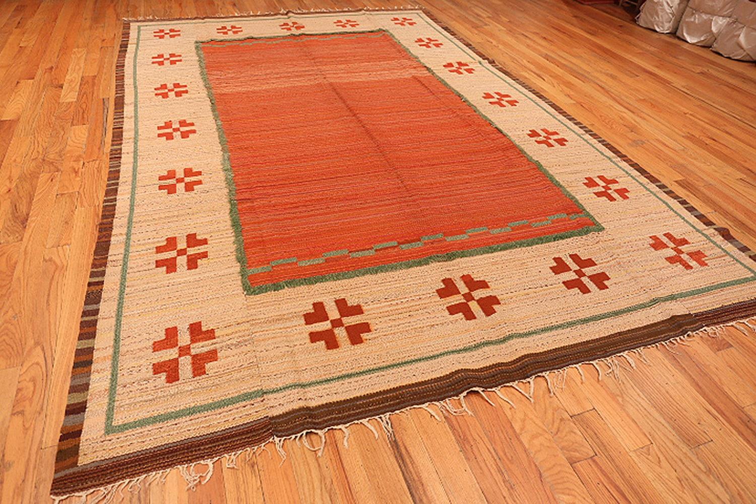 Vintage Scandinavian Swedish Kilim, country of origin: Sweden, date circa midcentury. Size: 7 ft. 10 in x 12 ft. (2.39 m x 3.66 m)

This idyllic midcentury Scandinavian rug captures the colors and style of this chic, fashion-forward era. Ivory,