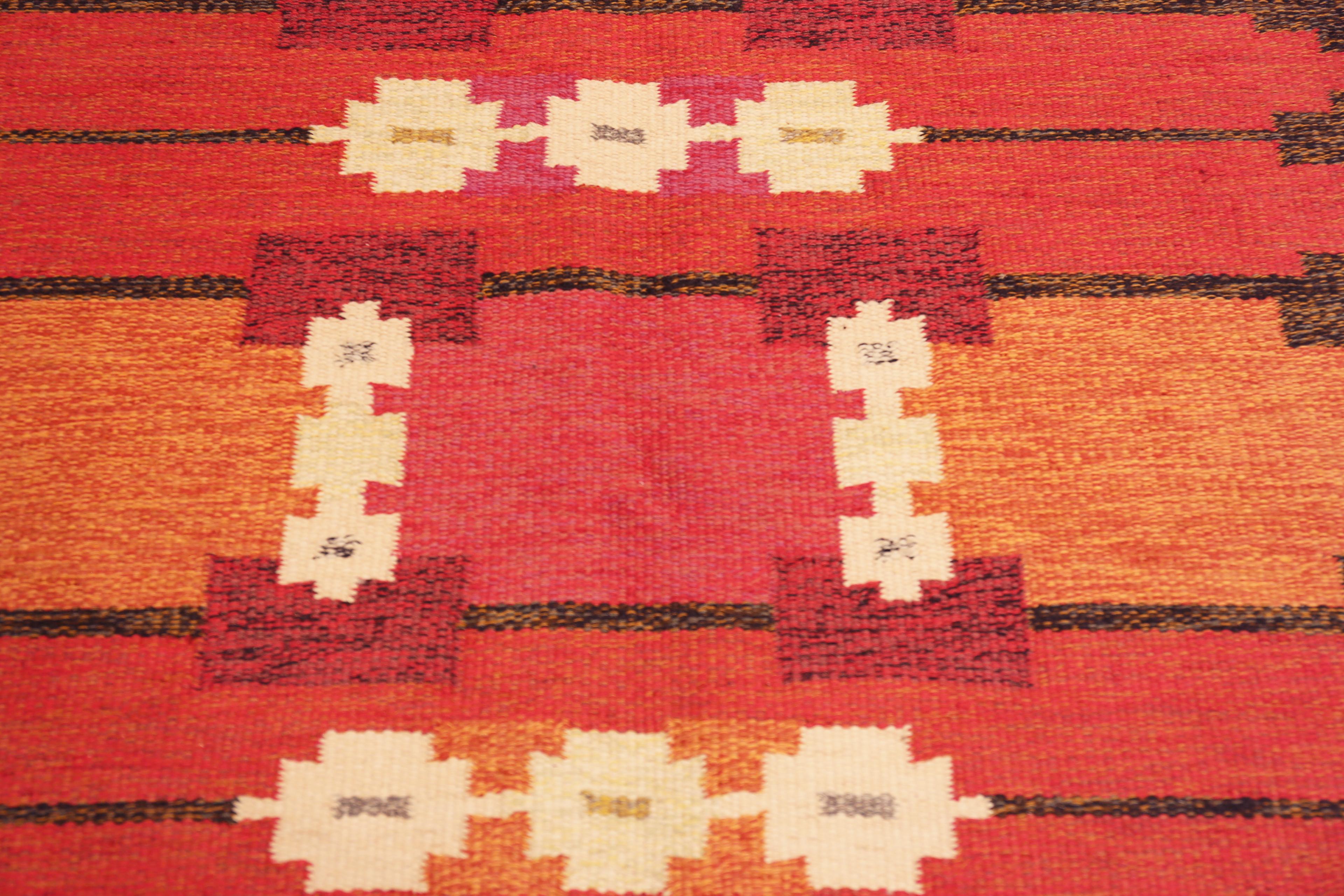 Nazmiyal Collection Vintage Swedish Kilim Rug 4 ft 4 in x 6 ft 7 in im Zustand „Gut“ im Angebot in New York, NY
