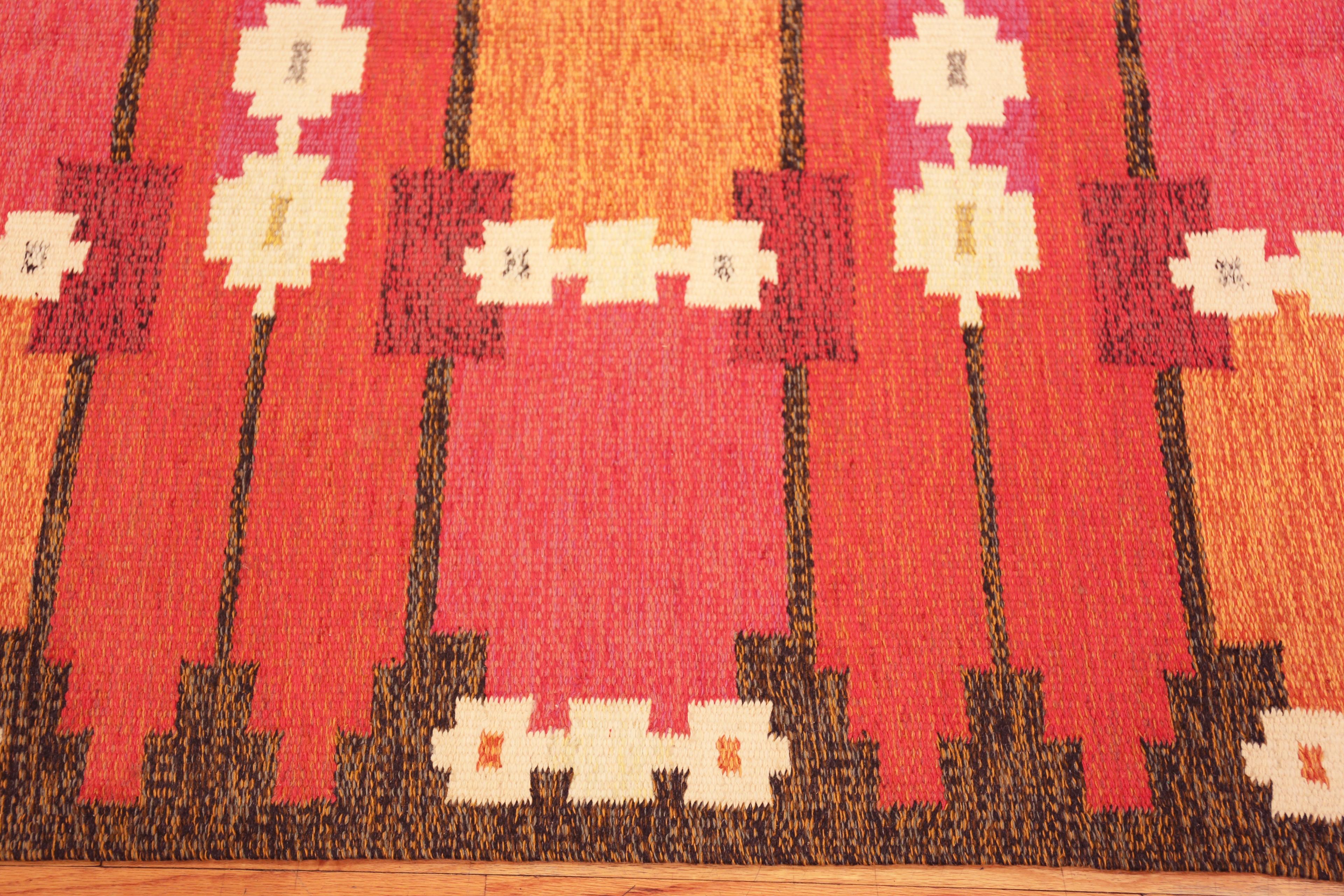 Nazmiyal Collection Vintage Swedish Kilim Rug 4 ft 4 in x 6 ft 7 in (20. Jahrhundert) im Angebot