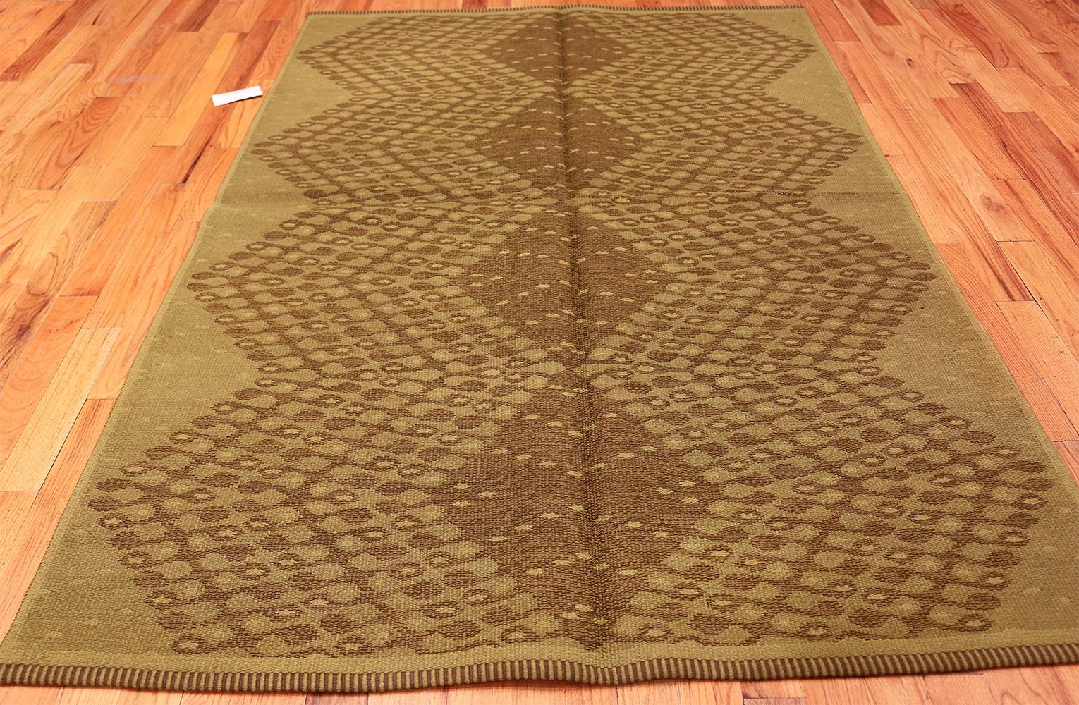 Schwedischer Kelim-Teppich im Vintage-Stil. Größe: 5 ft 4 in x 7 ft 10 in im Zustand „Hervorragend“ im Angebot in New York, NY